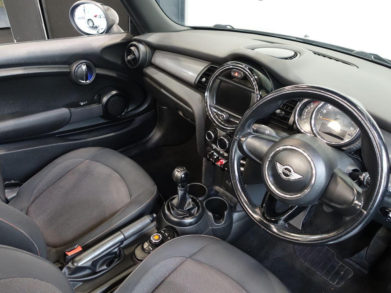 MINI Convertible - Image 2