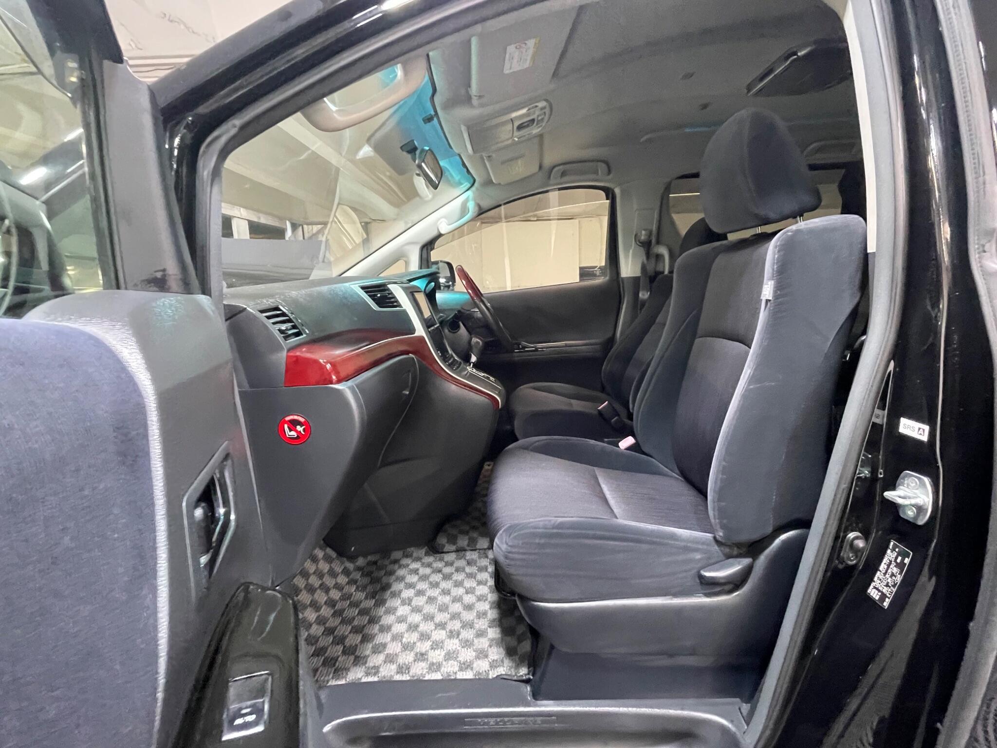 Toyota Vellfire - Image 10