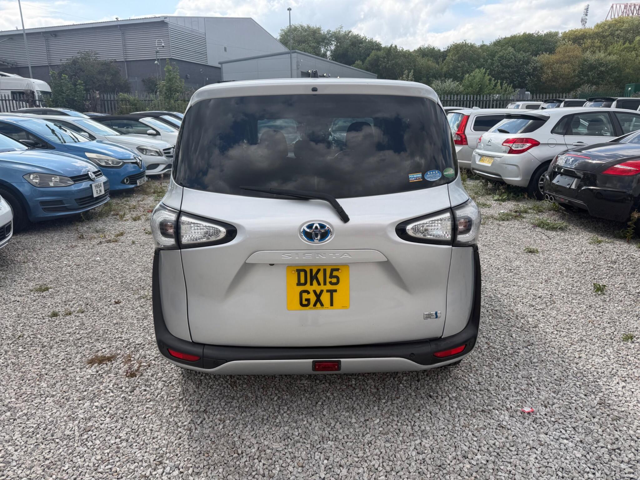Toyota Sienta - Image 5