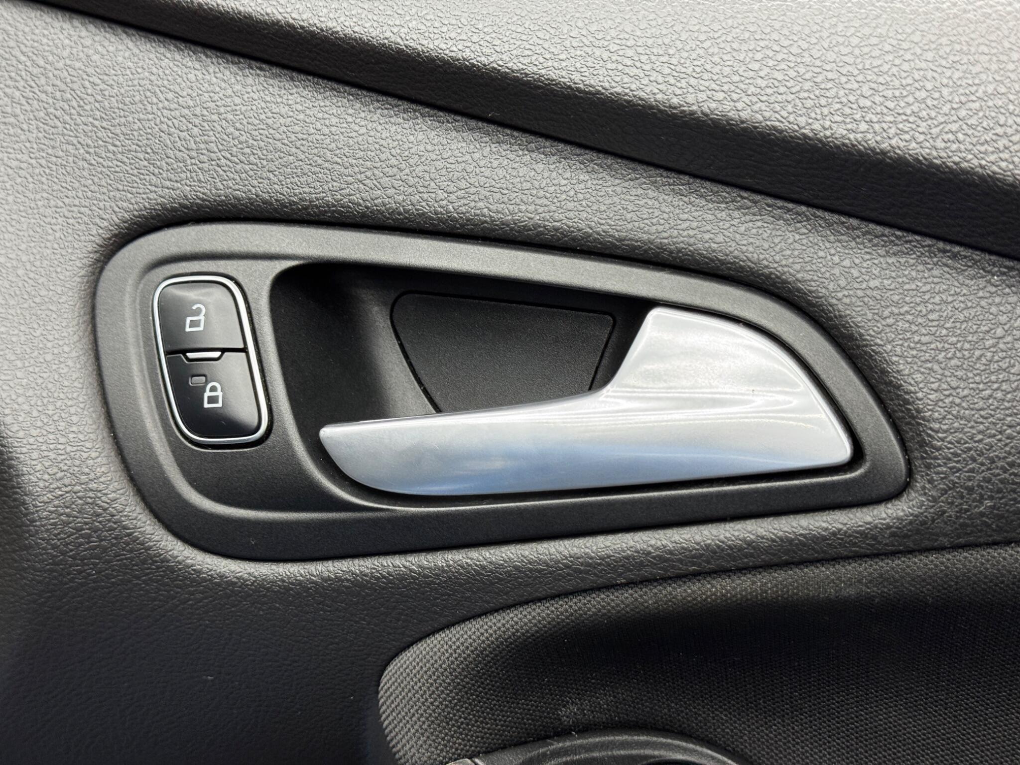 Ford Focus - Image 36