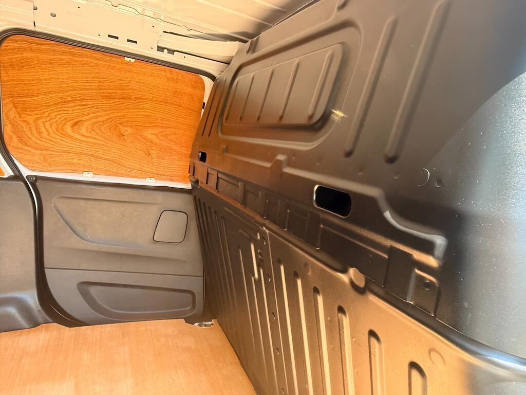 Vauxhall Combo - Image 10