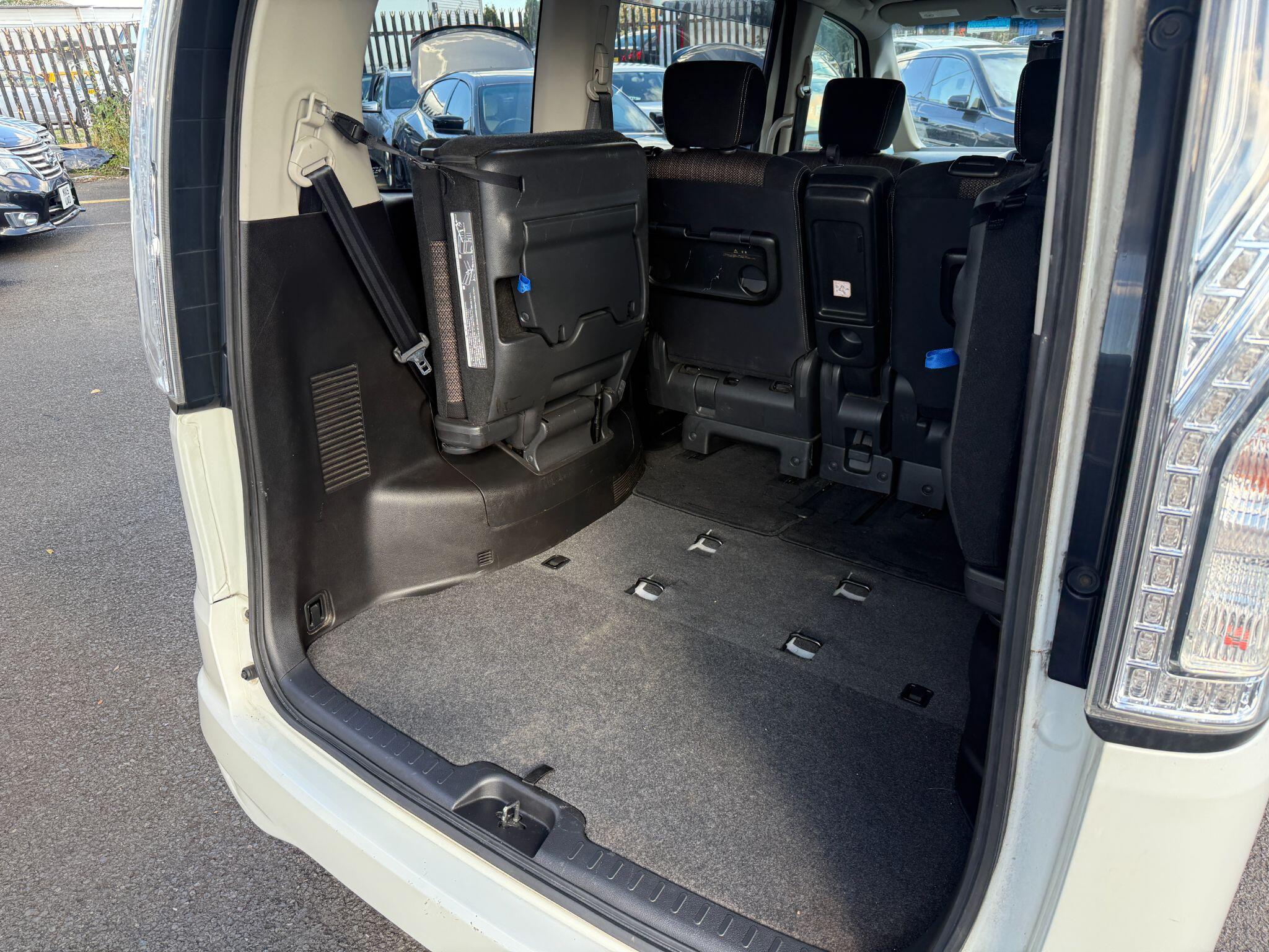 Nissan Serena - Image 71