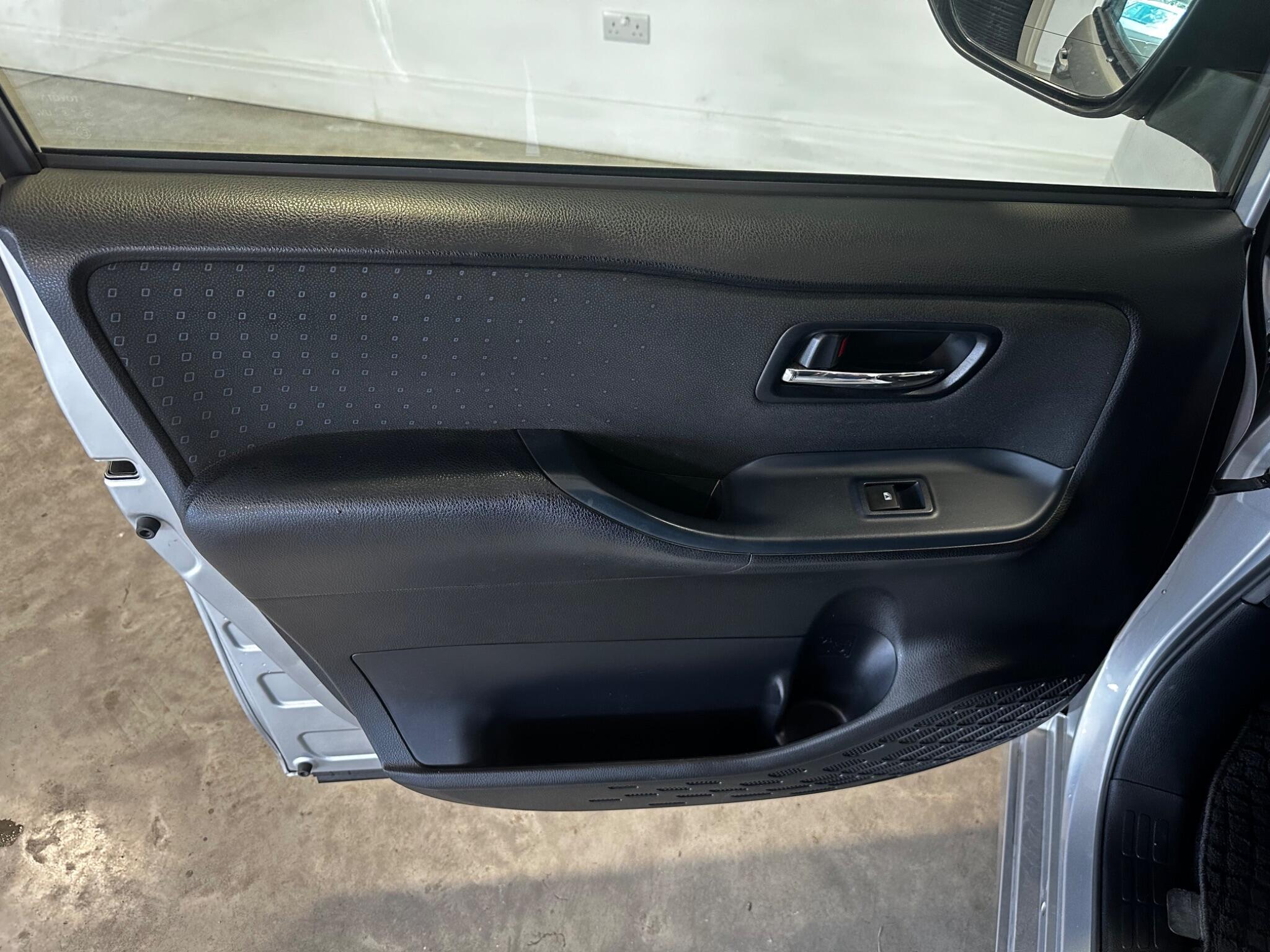 Toyota Noah - Image 12