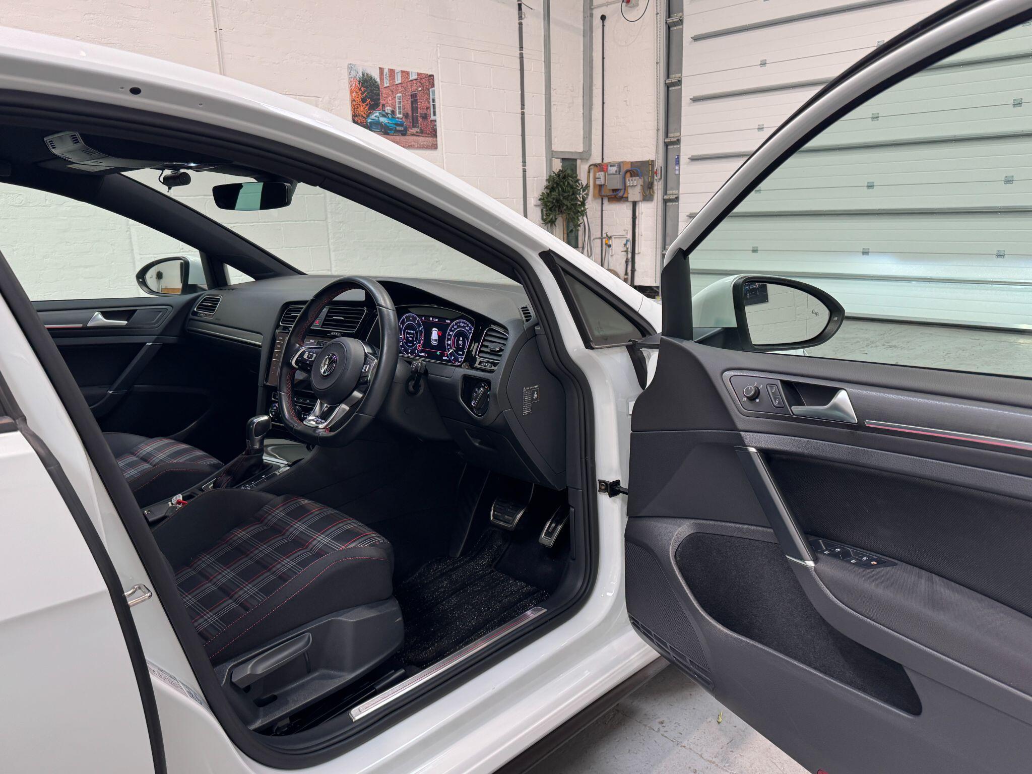 Volkswagen Golf - Image 19