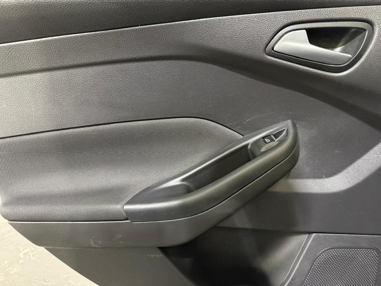 Ford Focus - Image 27