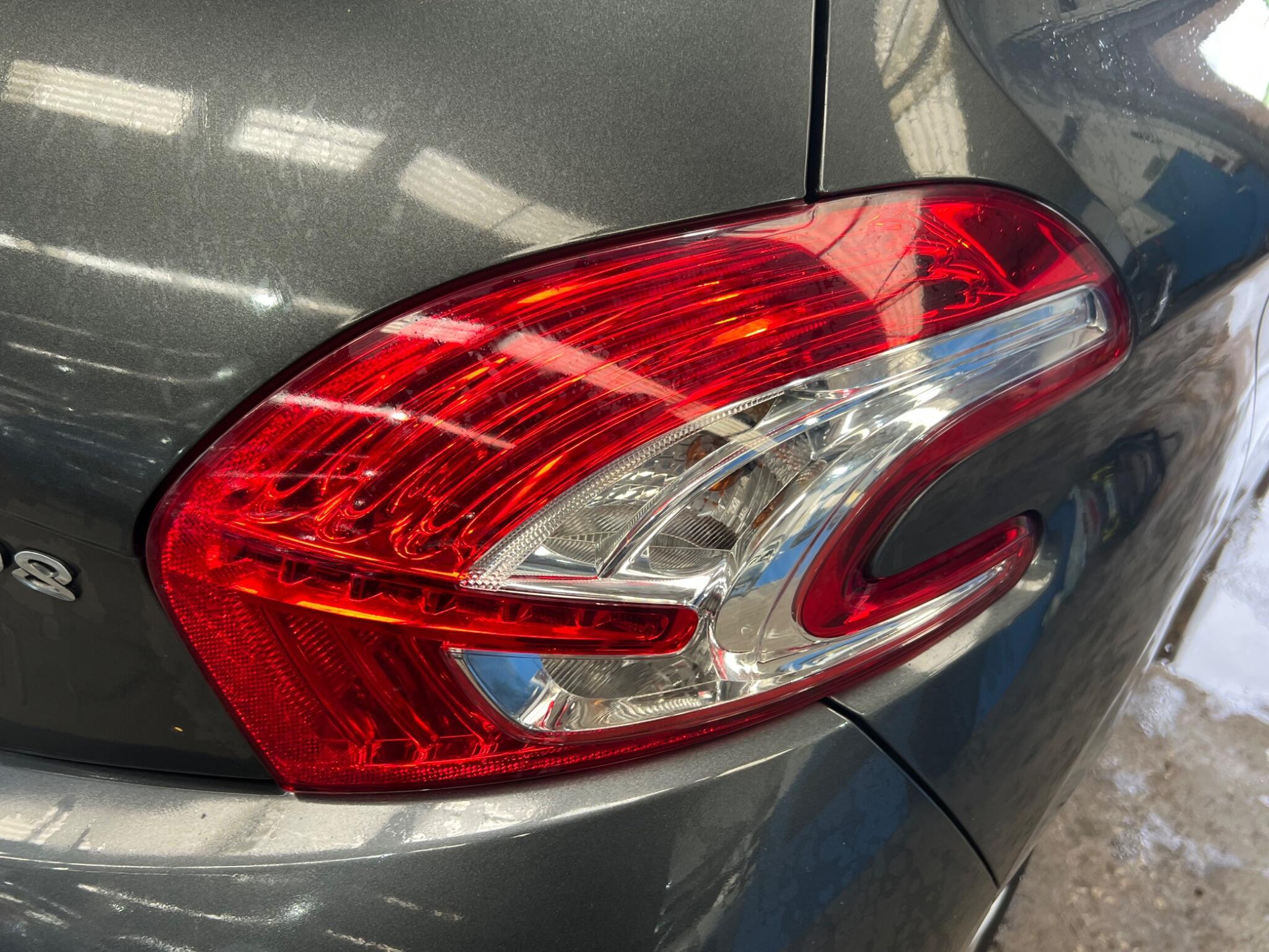 Peugeot 208 - Image 25