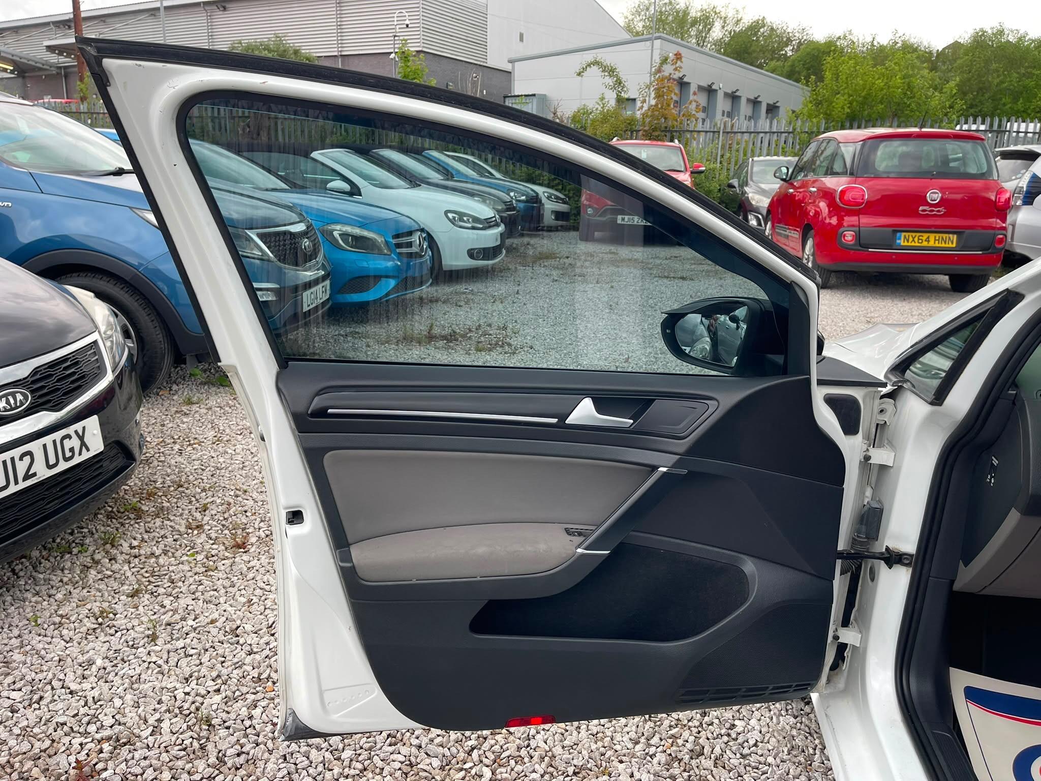 Volkswagen Golf - Image 13