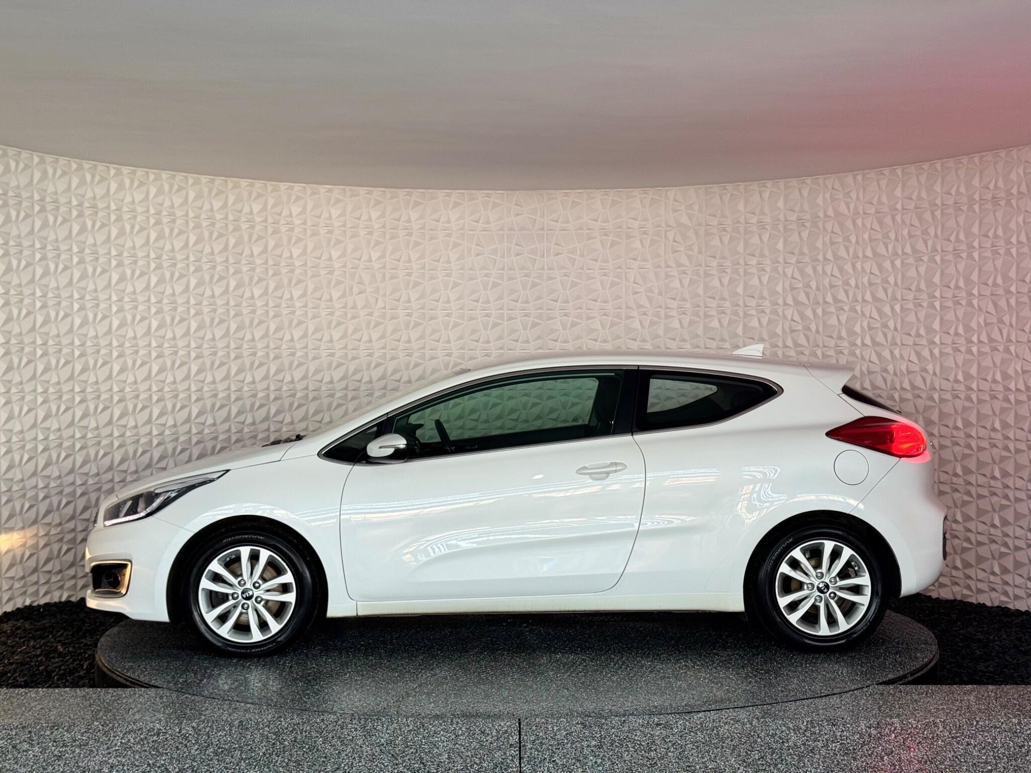 Kia ProCeed - Image 20
