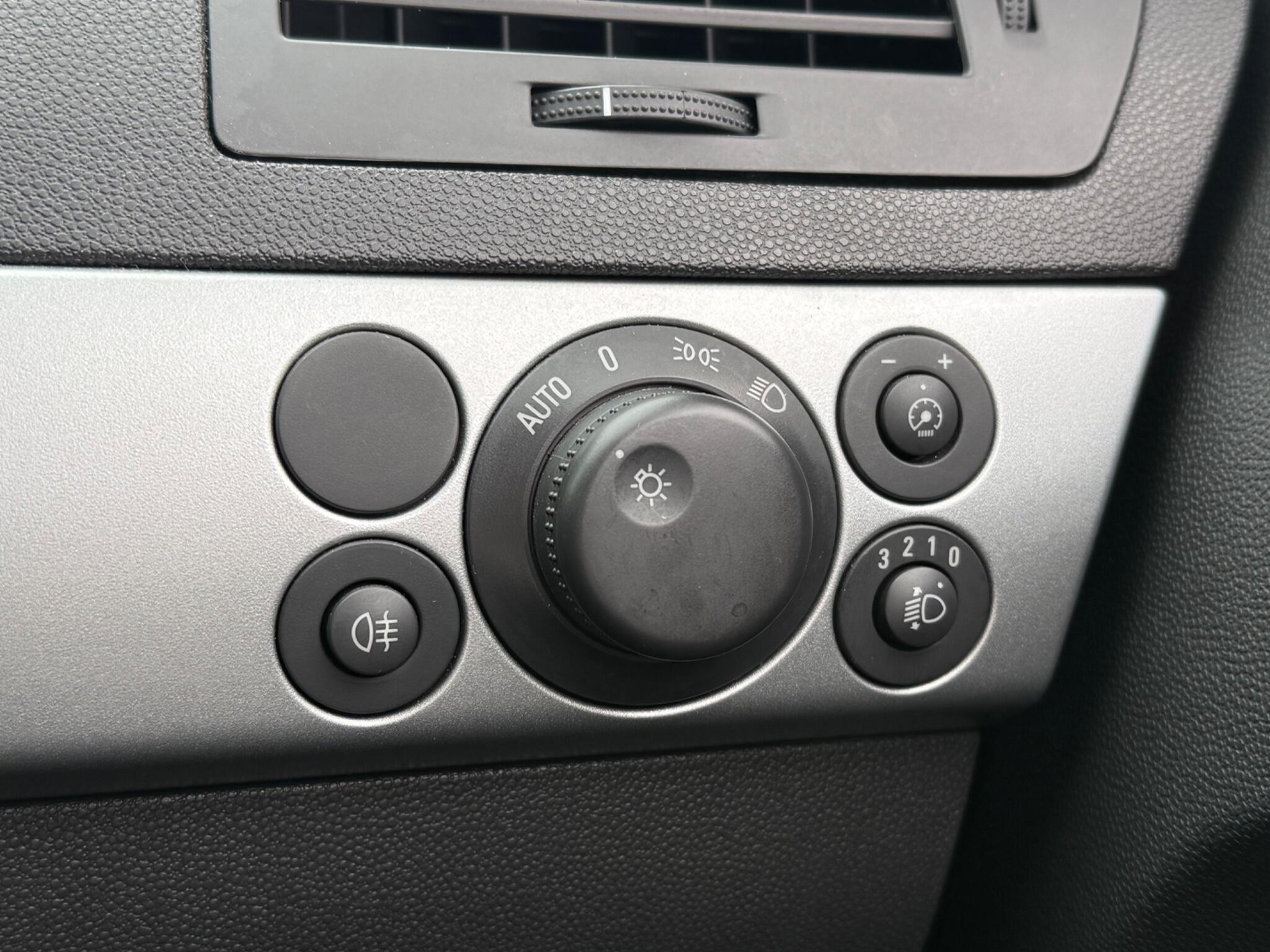 Vauxhall Astra - Image 19
