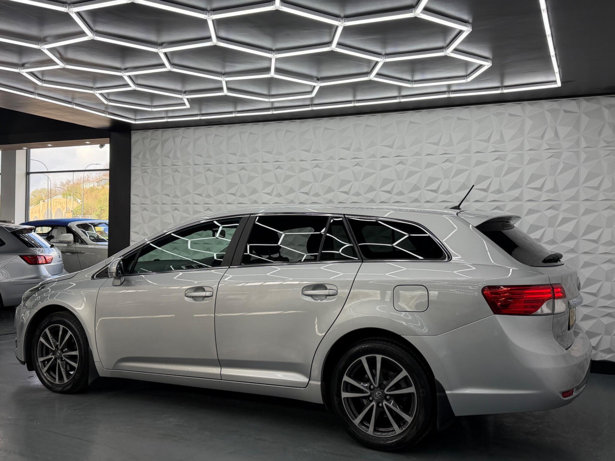 Toyota Avensis - Image 8