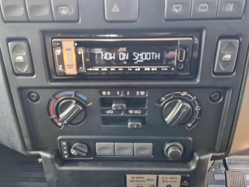 Land Rover Defender 90 - Image 17