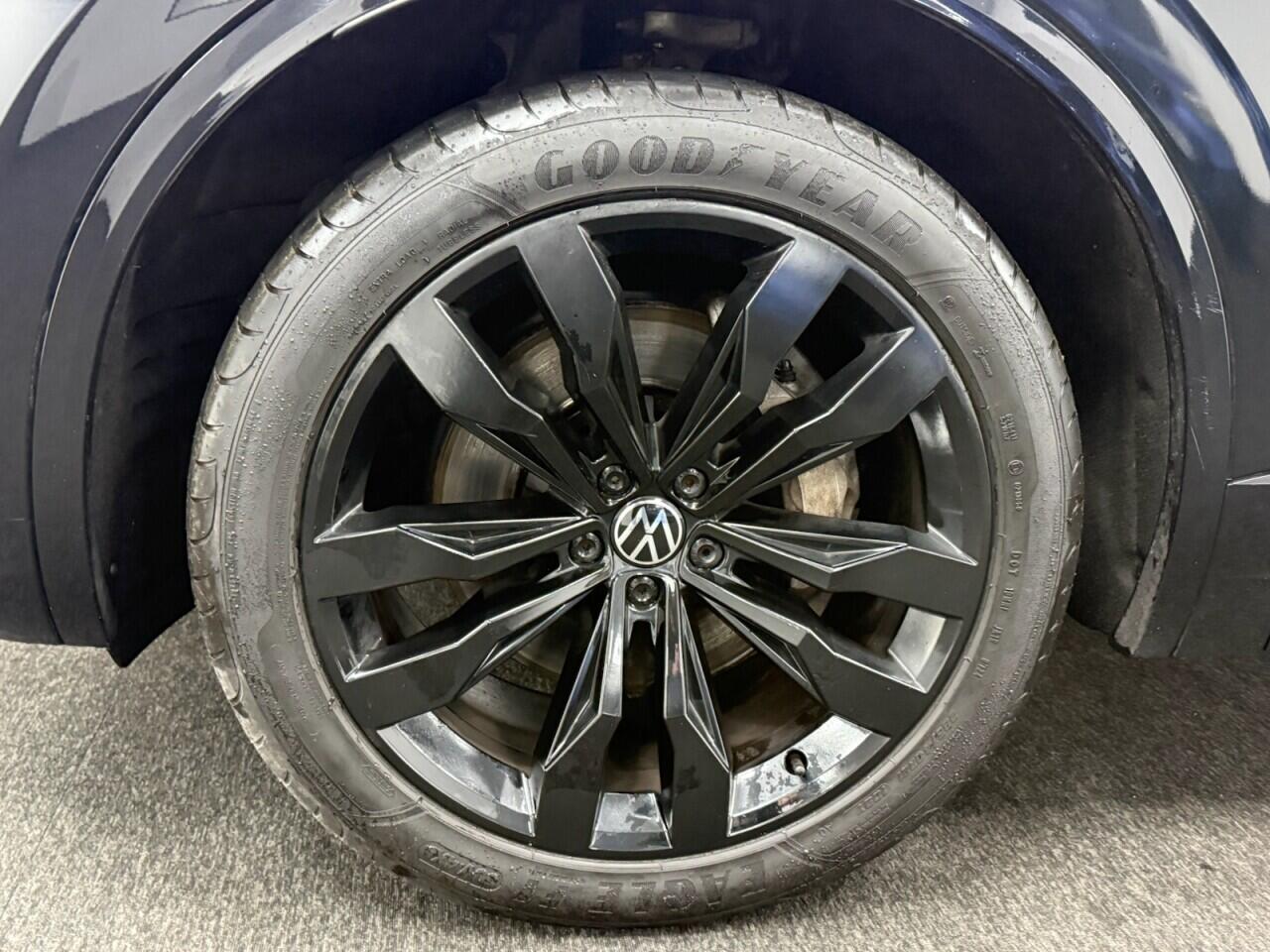 Volkswagen Touareg - Image 11