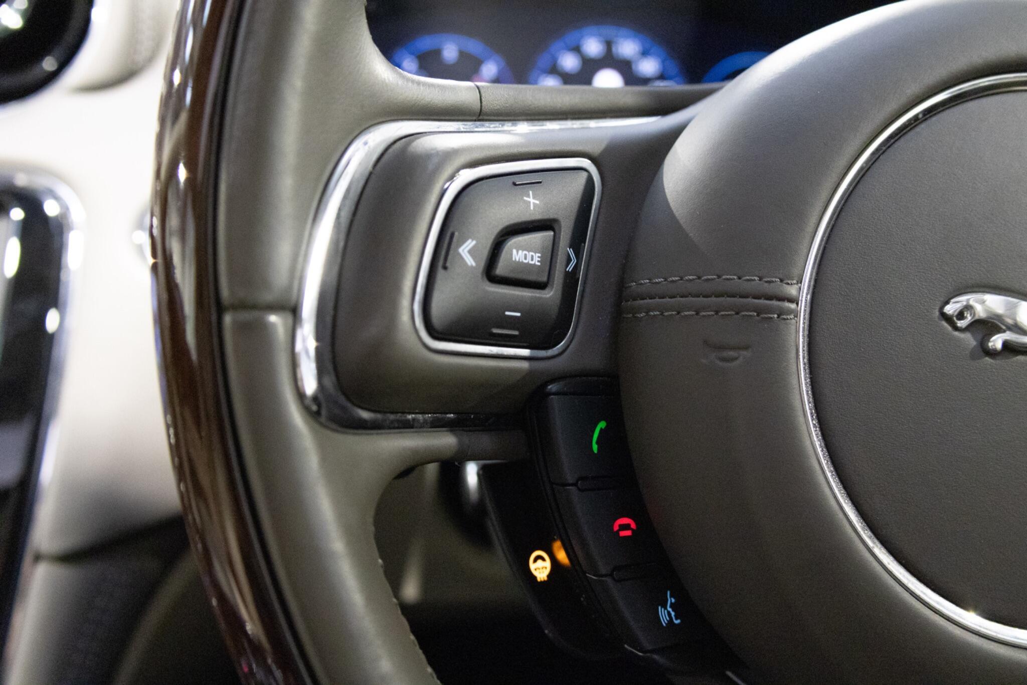 Jaguar XJ - Image 41