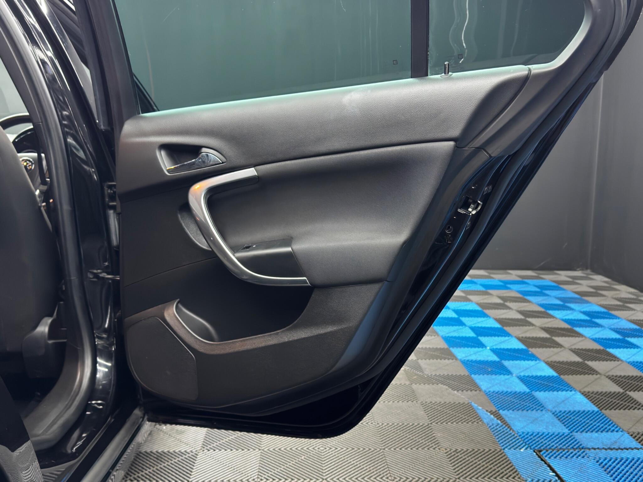 Vauxhall Insignia - Image 36