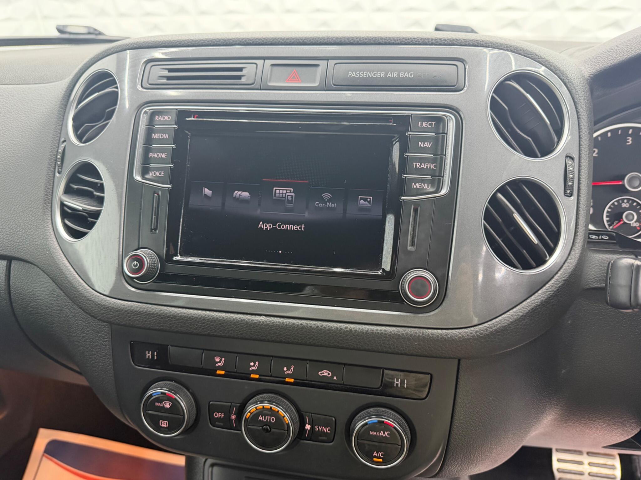 Volkswagen Tiguan - Image 25