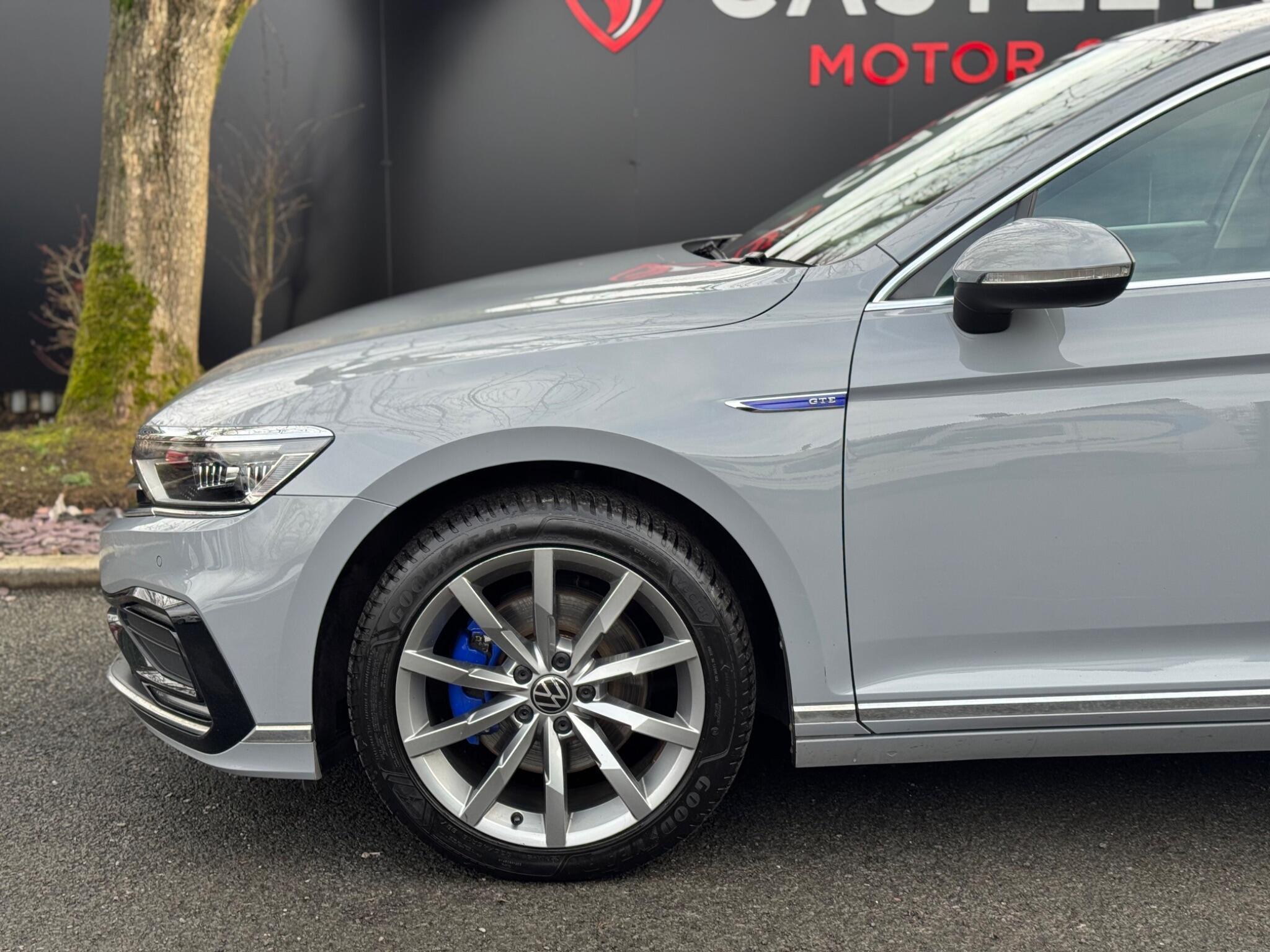 Volkswagen Passat - Image 12