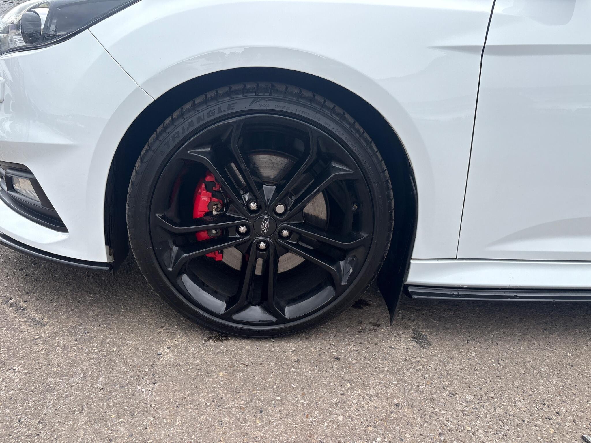 Ford Focus - Image 12