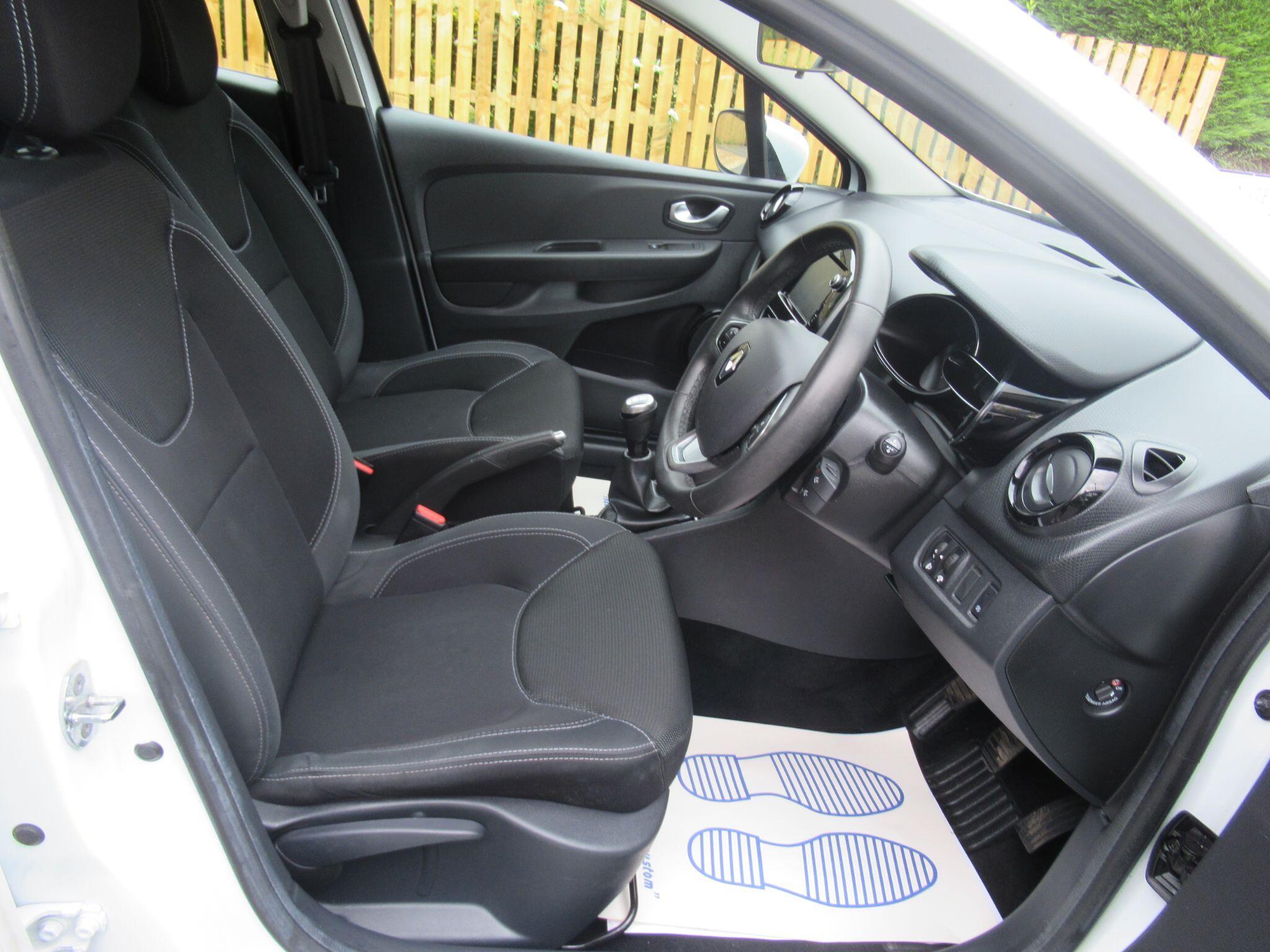 Renault Clio - Image 13