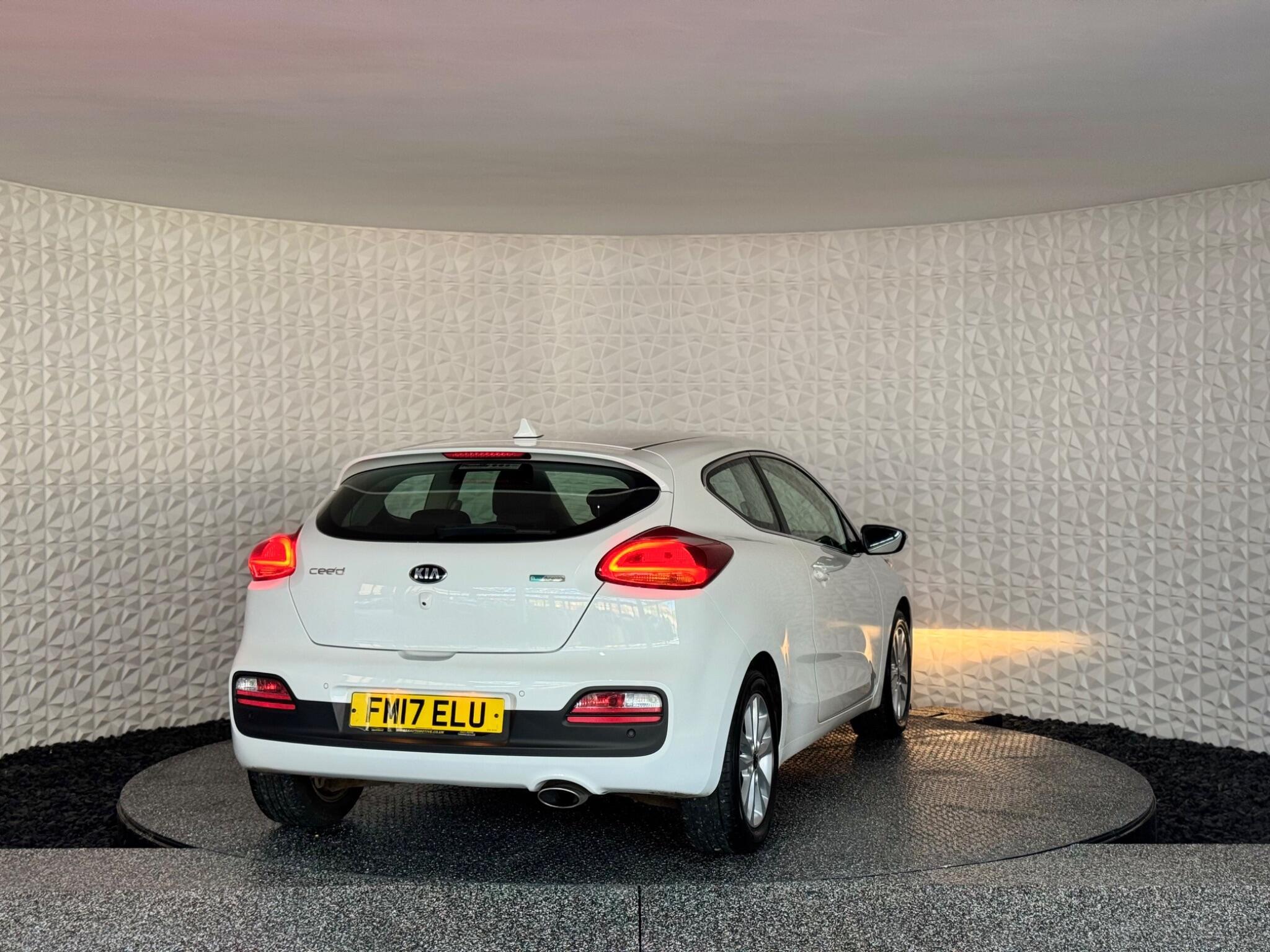 Kia ProCeed - Image 12