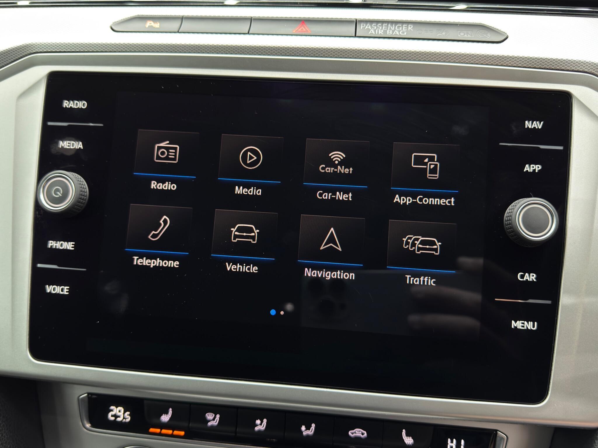 Volkswagen Passat - Image 30