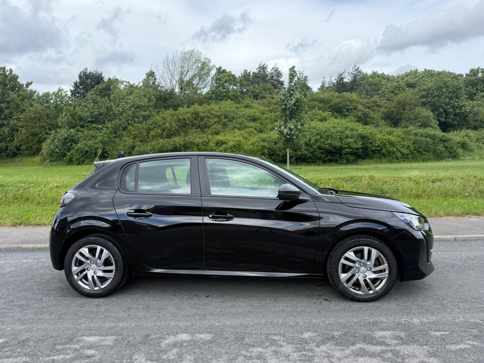 Peugeot 208 - Image 2