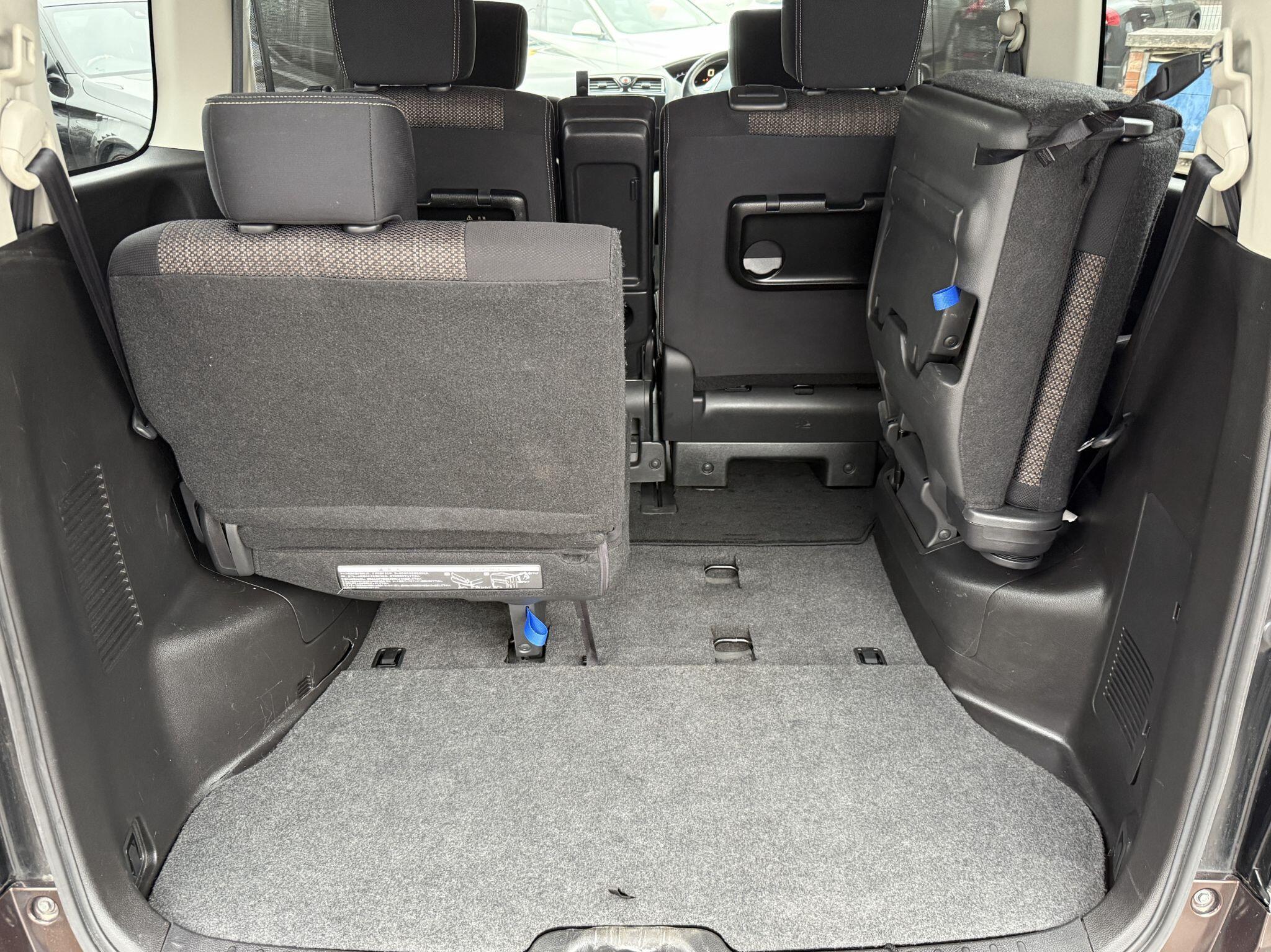 Nissan Serena - Image 87