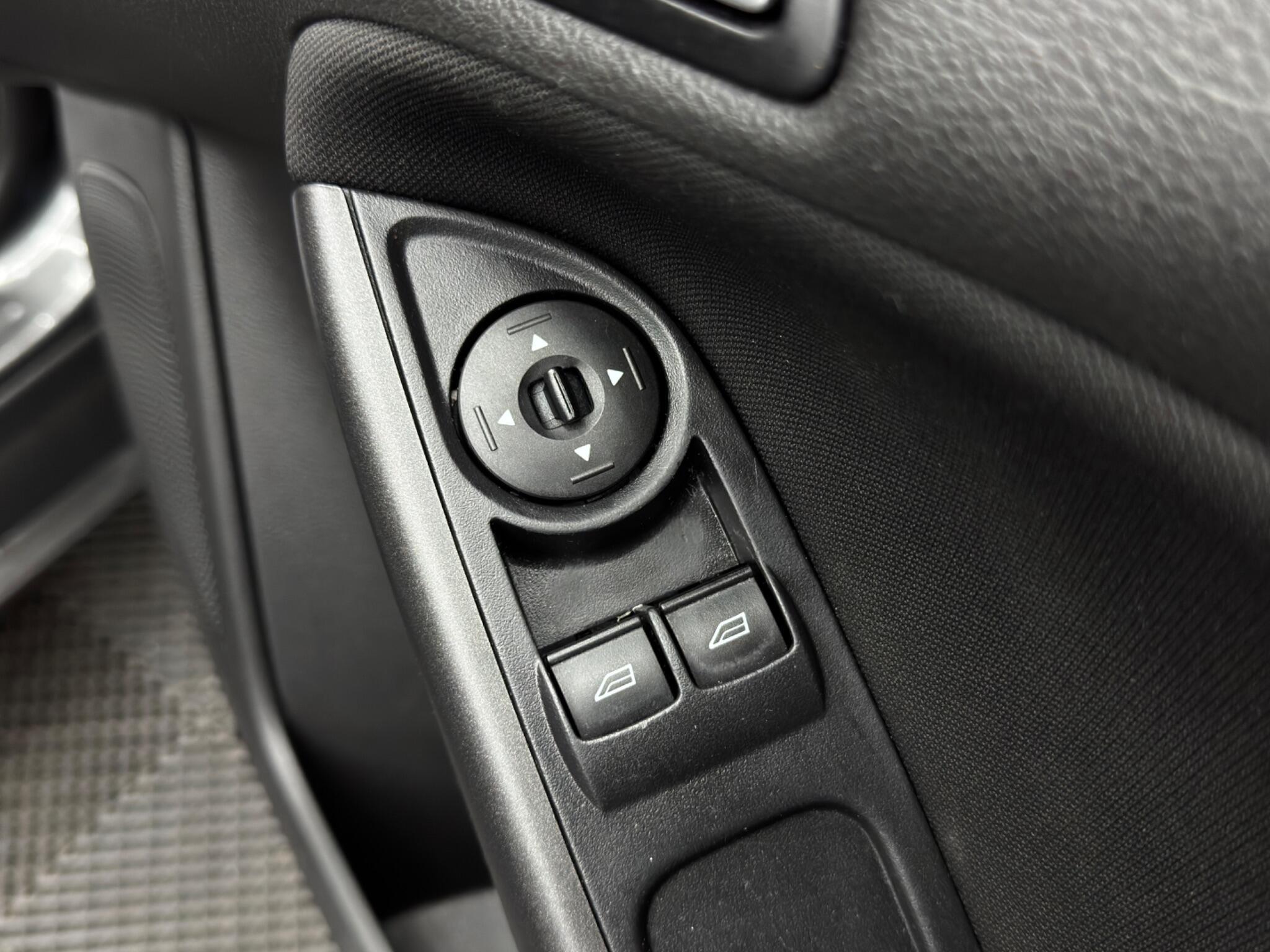 Ford Focus - Image 39