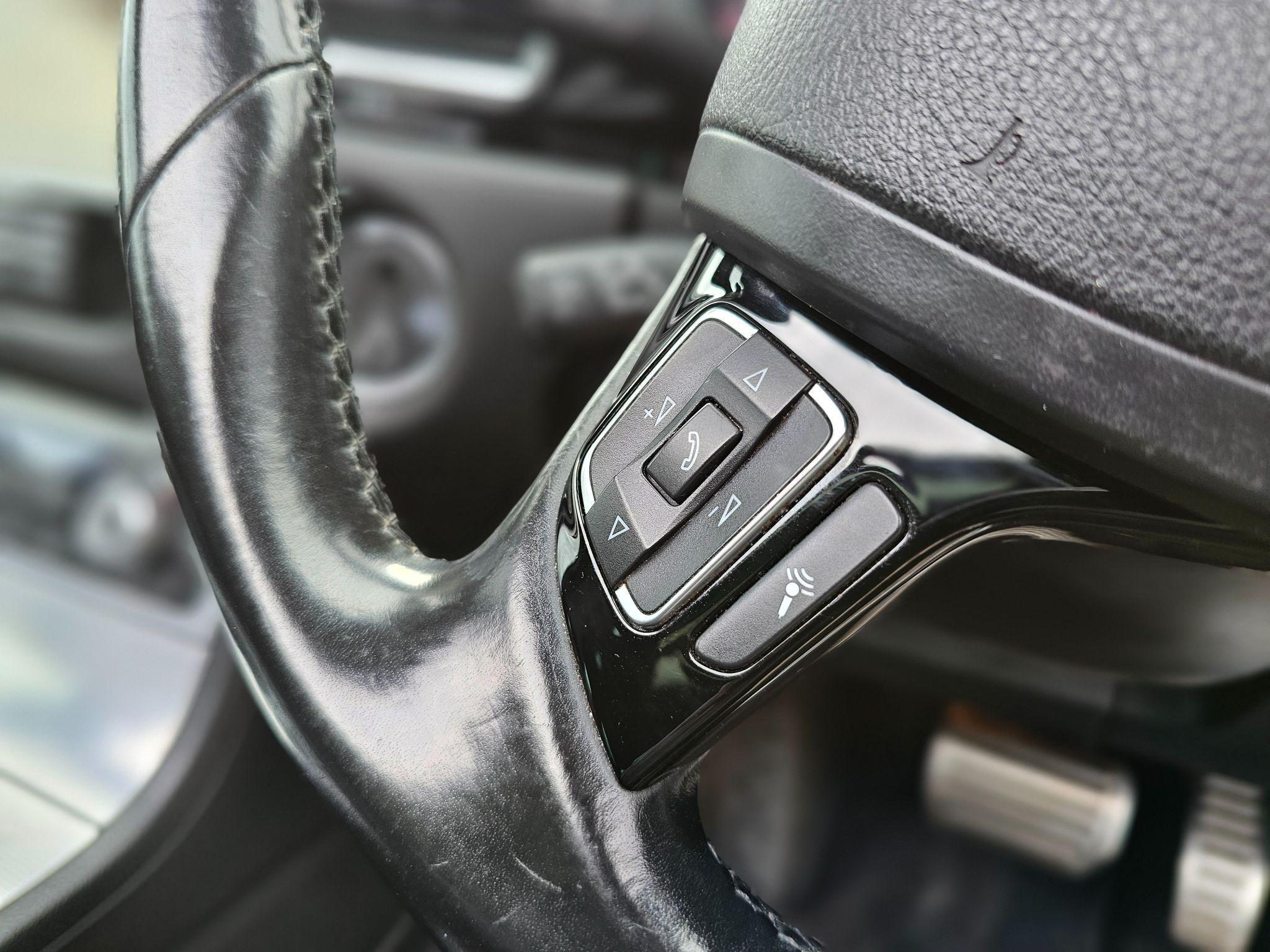 Volkswagen Touareg - Image 19