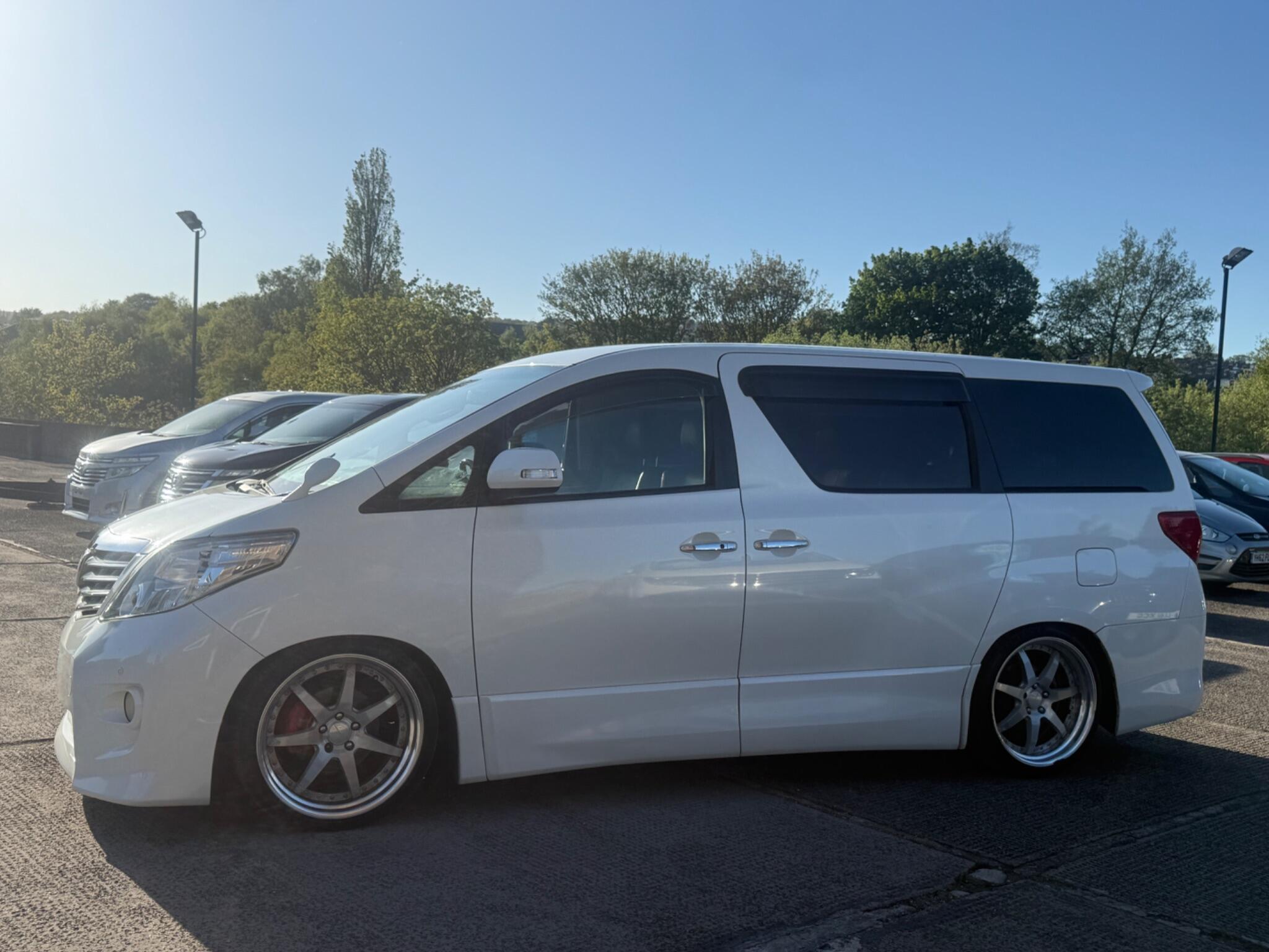 Toyota Alphard - Image 2