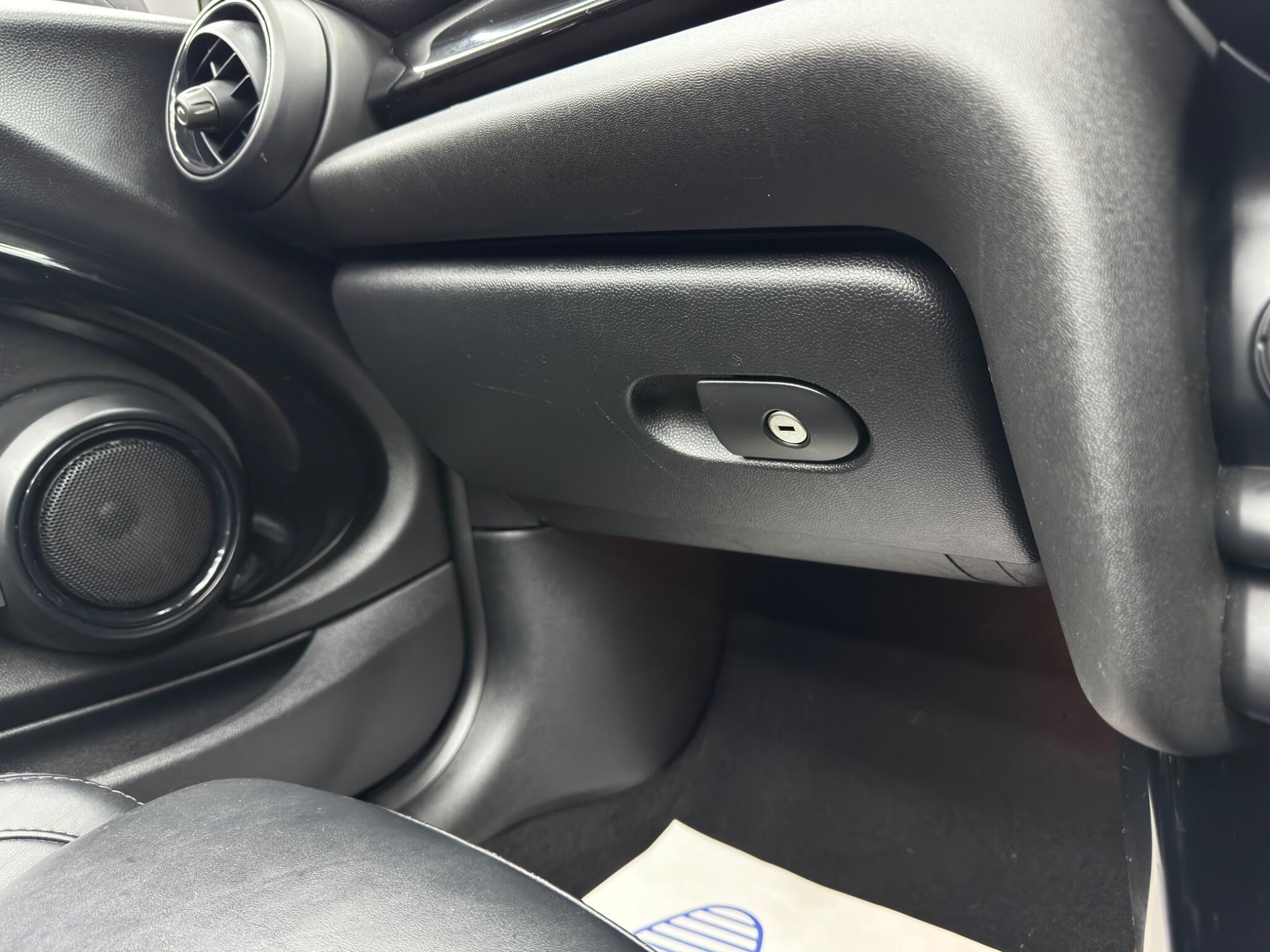 MINI Convertible - Image 37