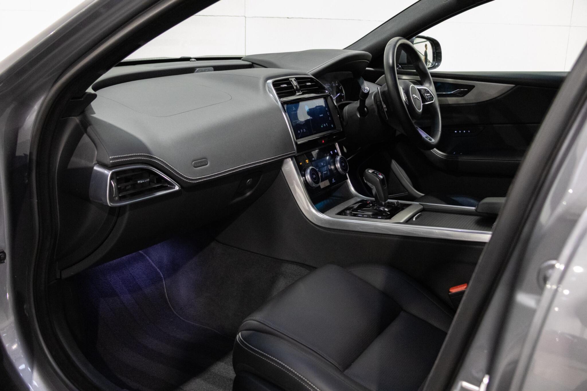 Jaguar XE - Image 11
