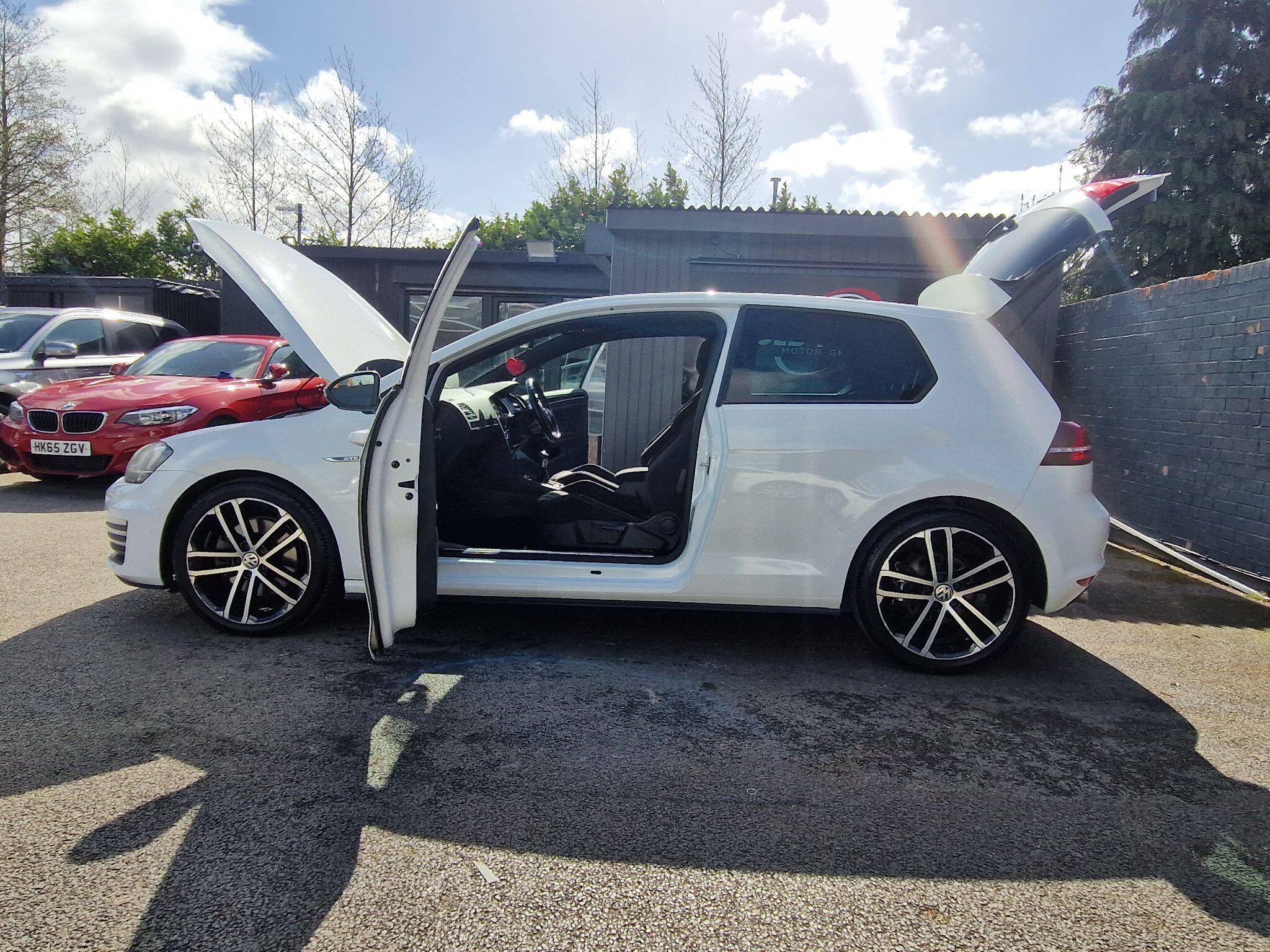 Volkswagen Golf - Image 15