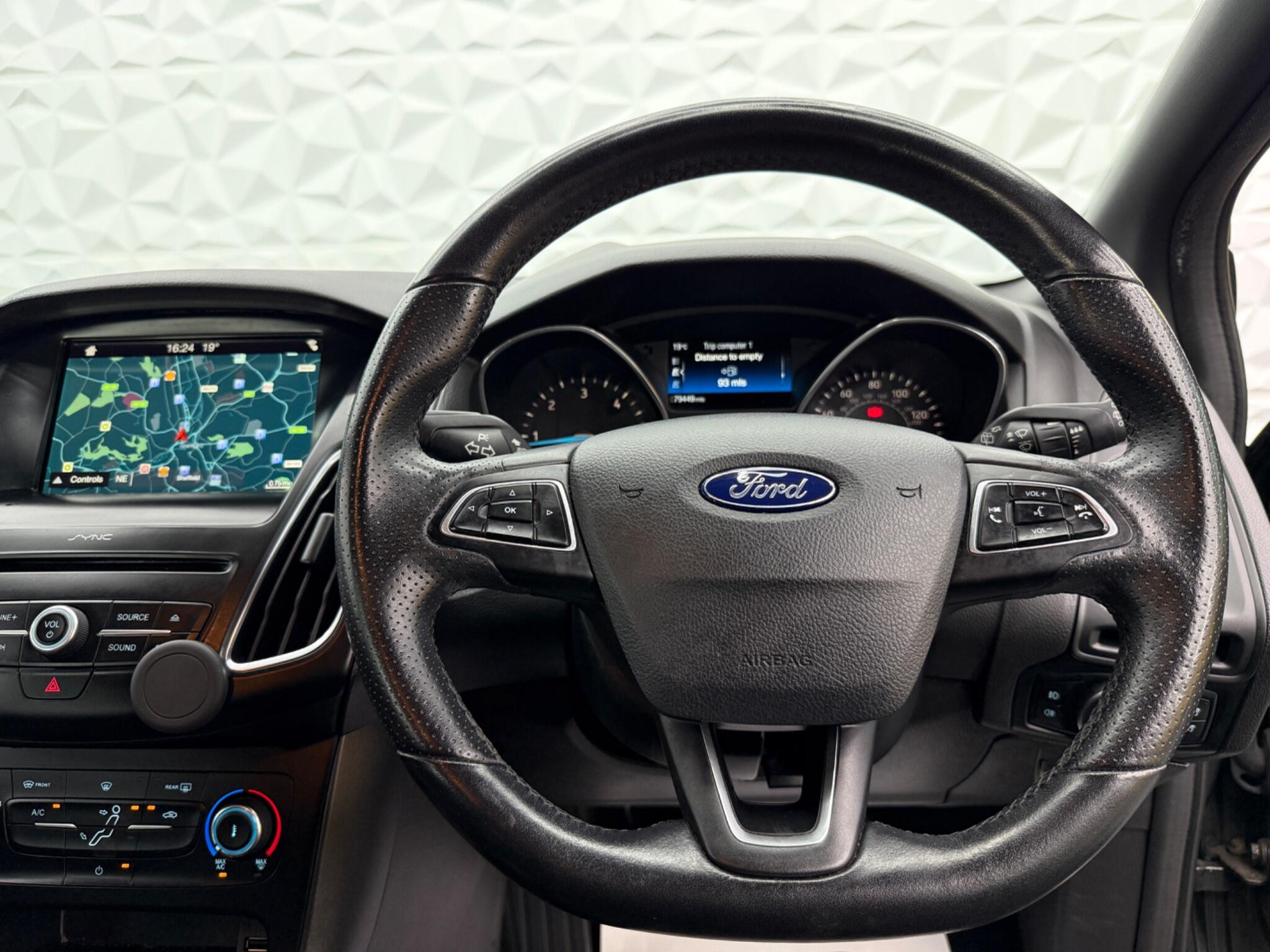 Ford Focus - Image 27