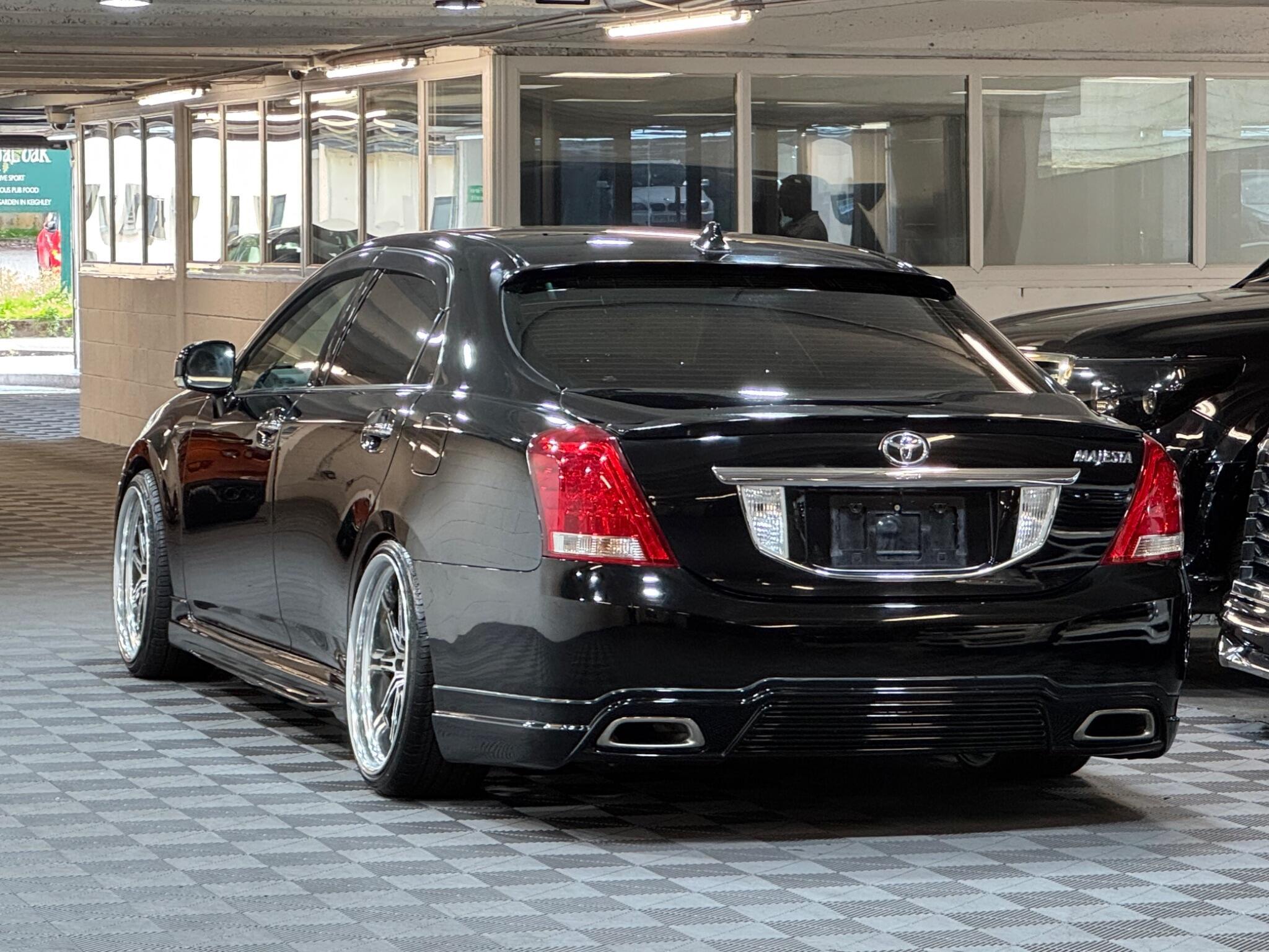 Toyota CROWN - Image 3