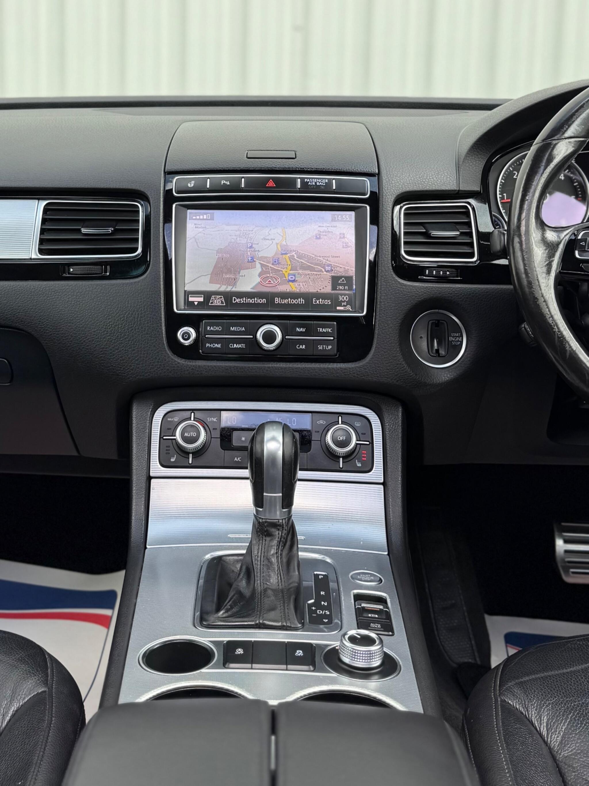 Volkswagen Touareg - Image 35