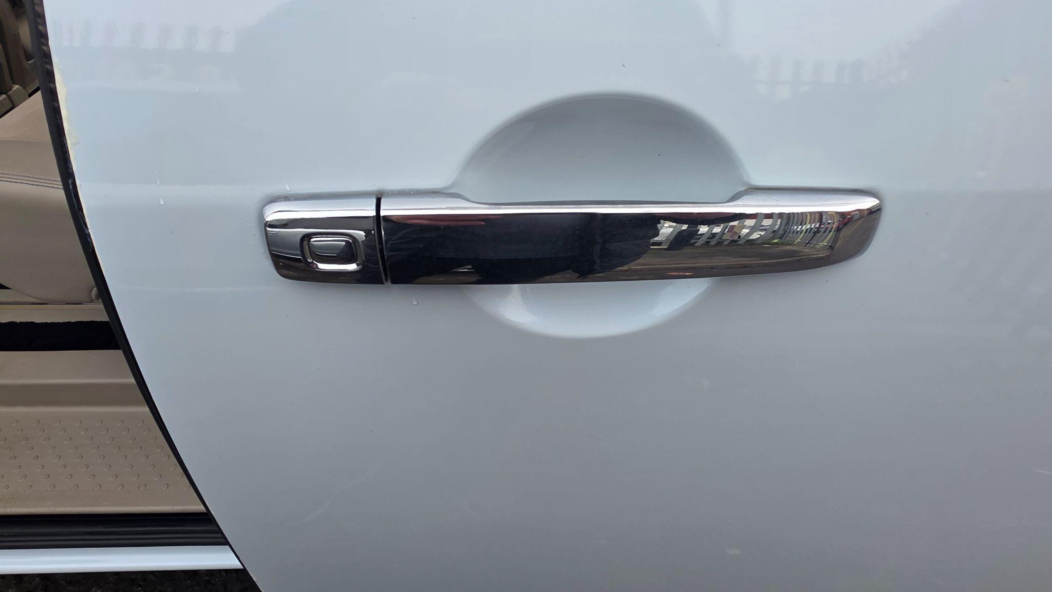 Nissan Serena - Image 38