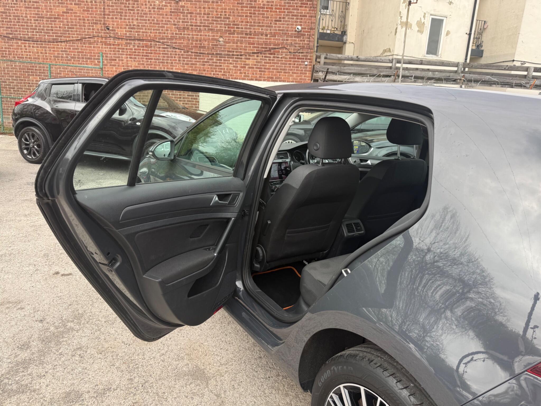 Volkswagen Golf - Image 30