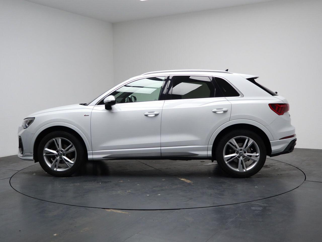 Audi Q3 - Image 11