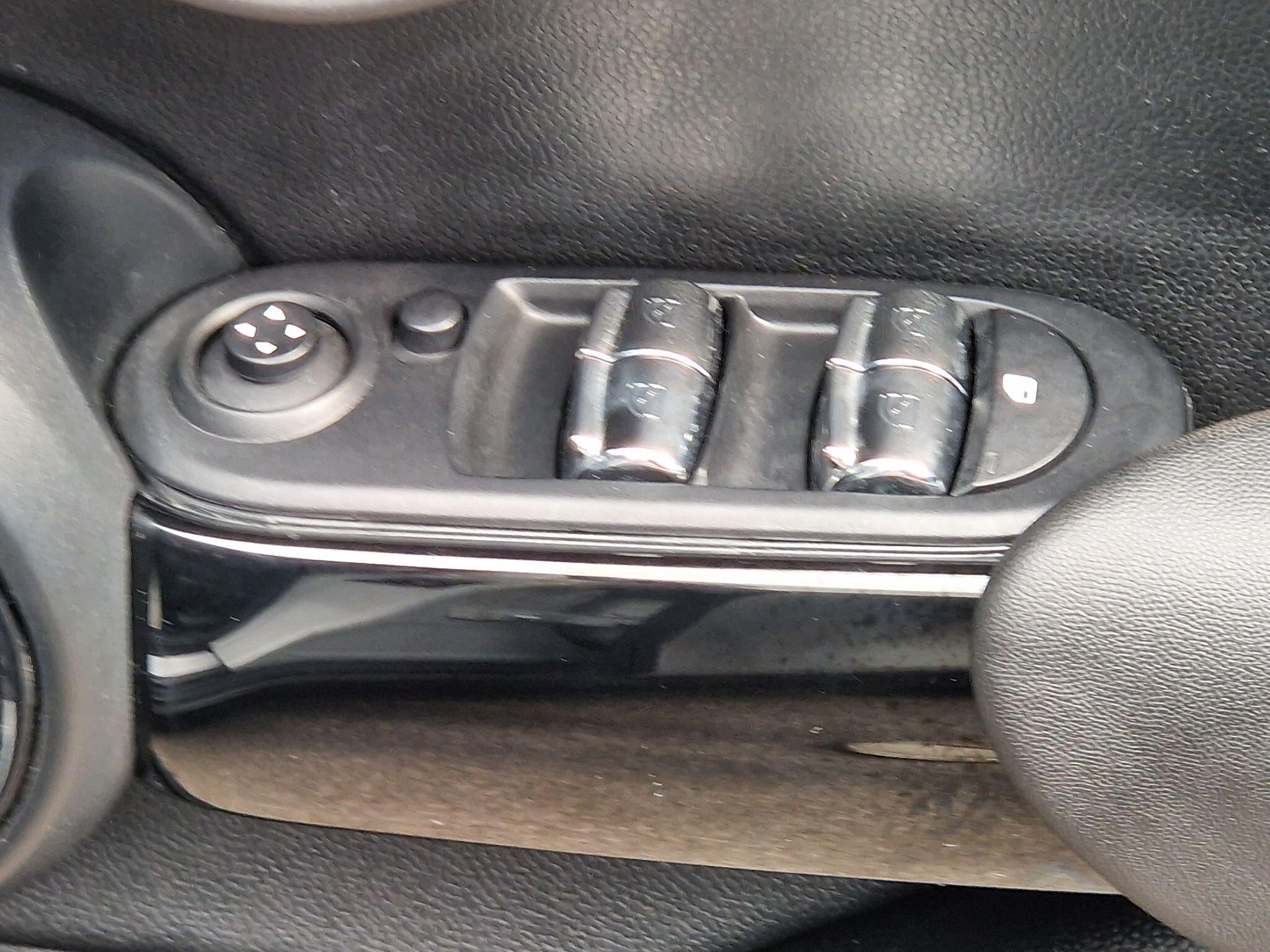 MINI Hatch - Image 32
