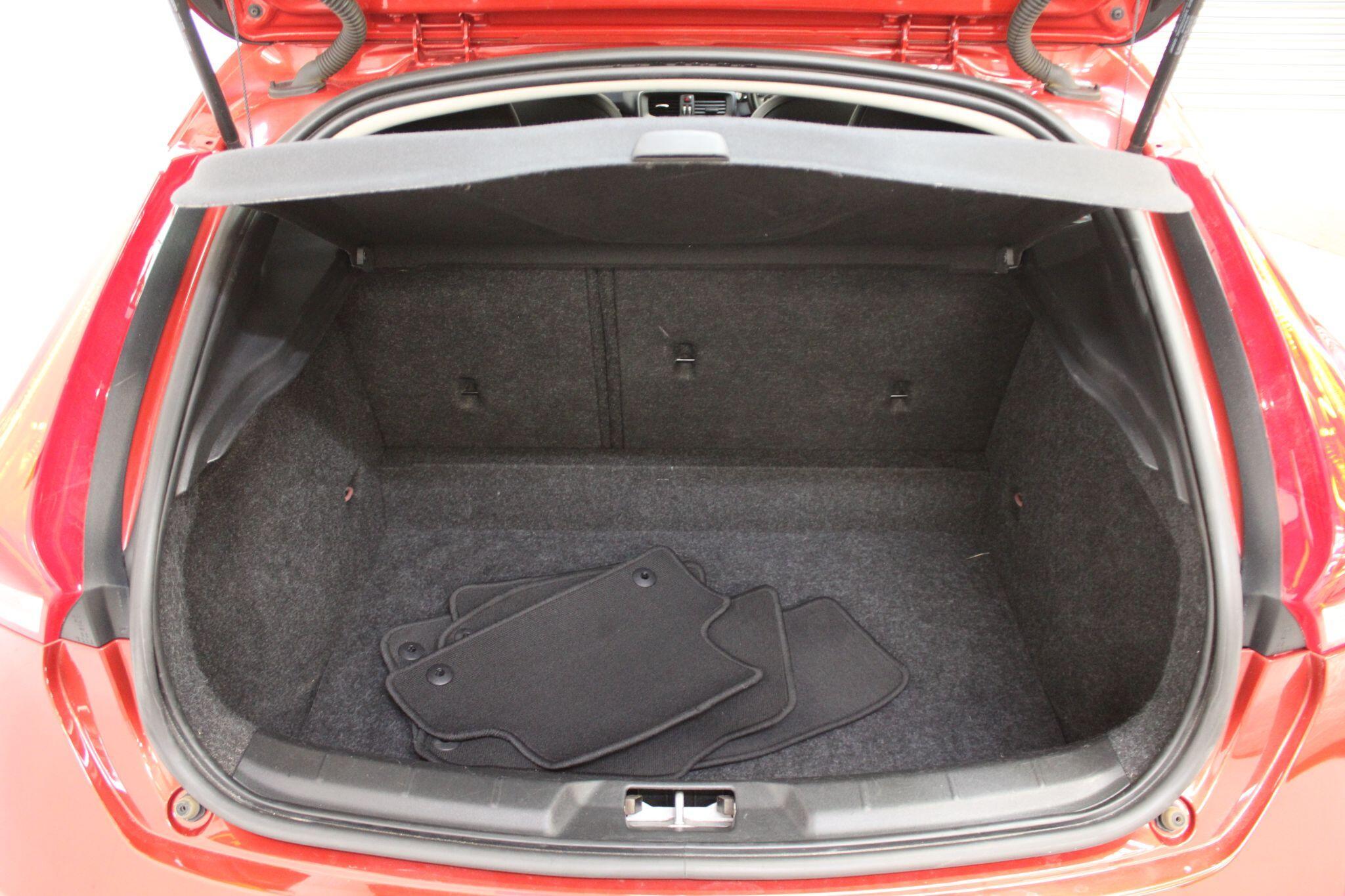 Volvo V40 - Image 16