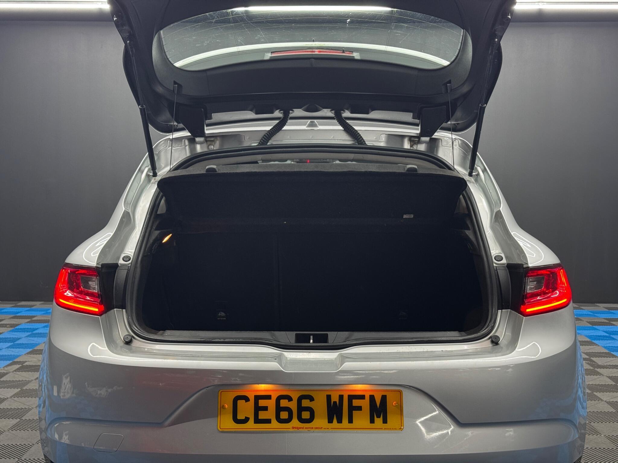 Renault Megane - Image 40