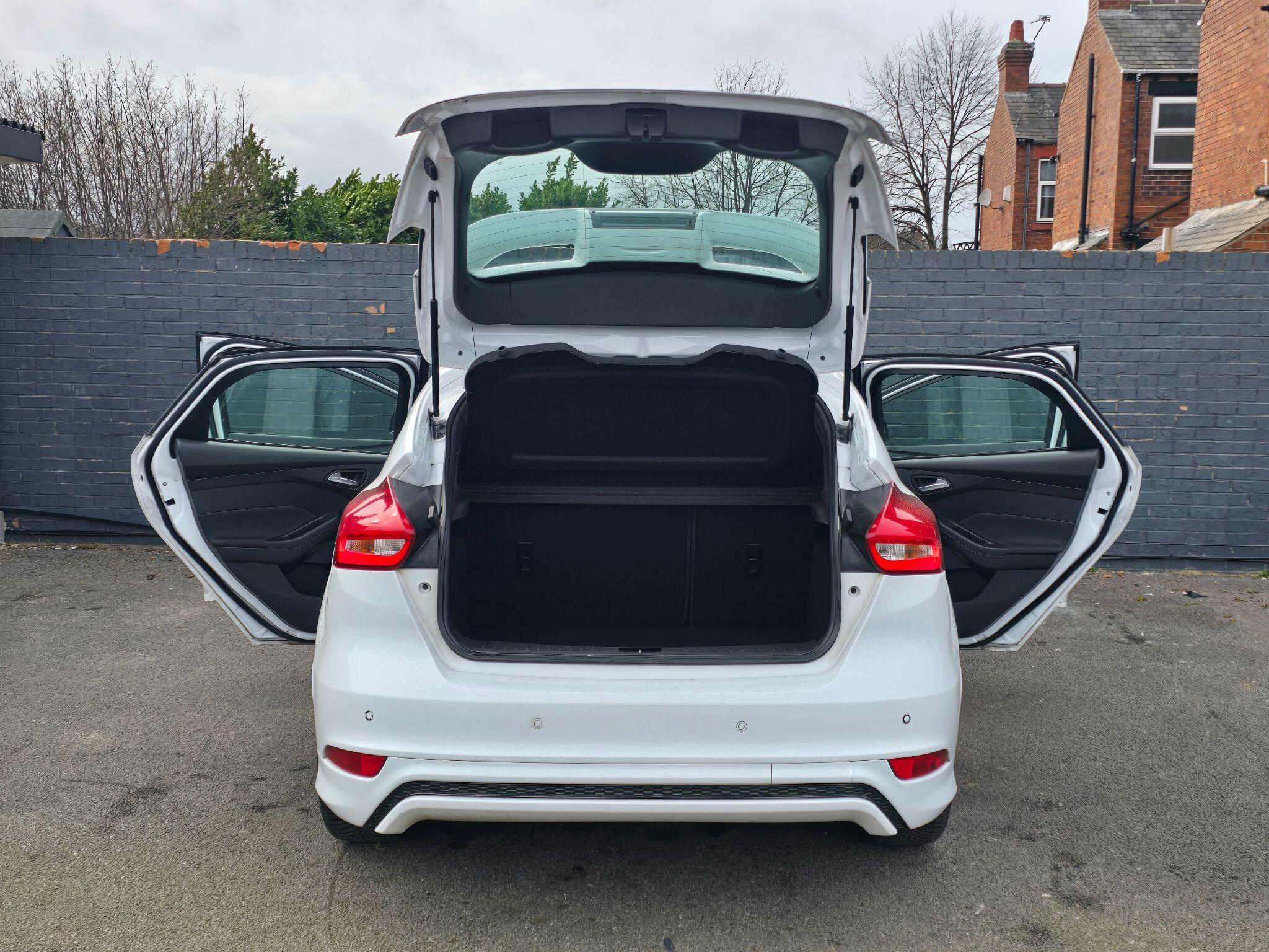 Ford Focus - Image 11