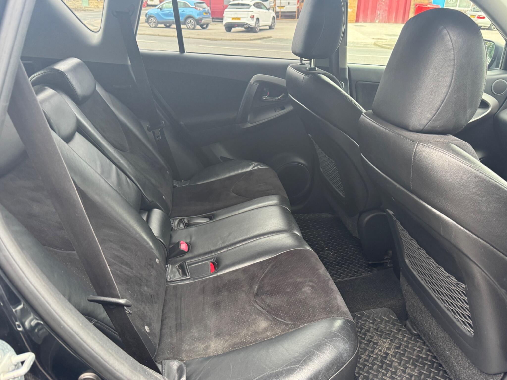 Toyota RAV4 - Image 9