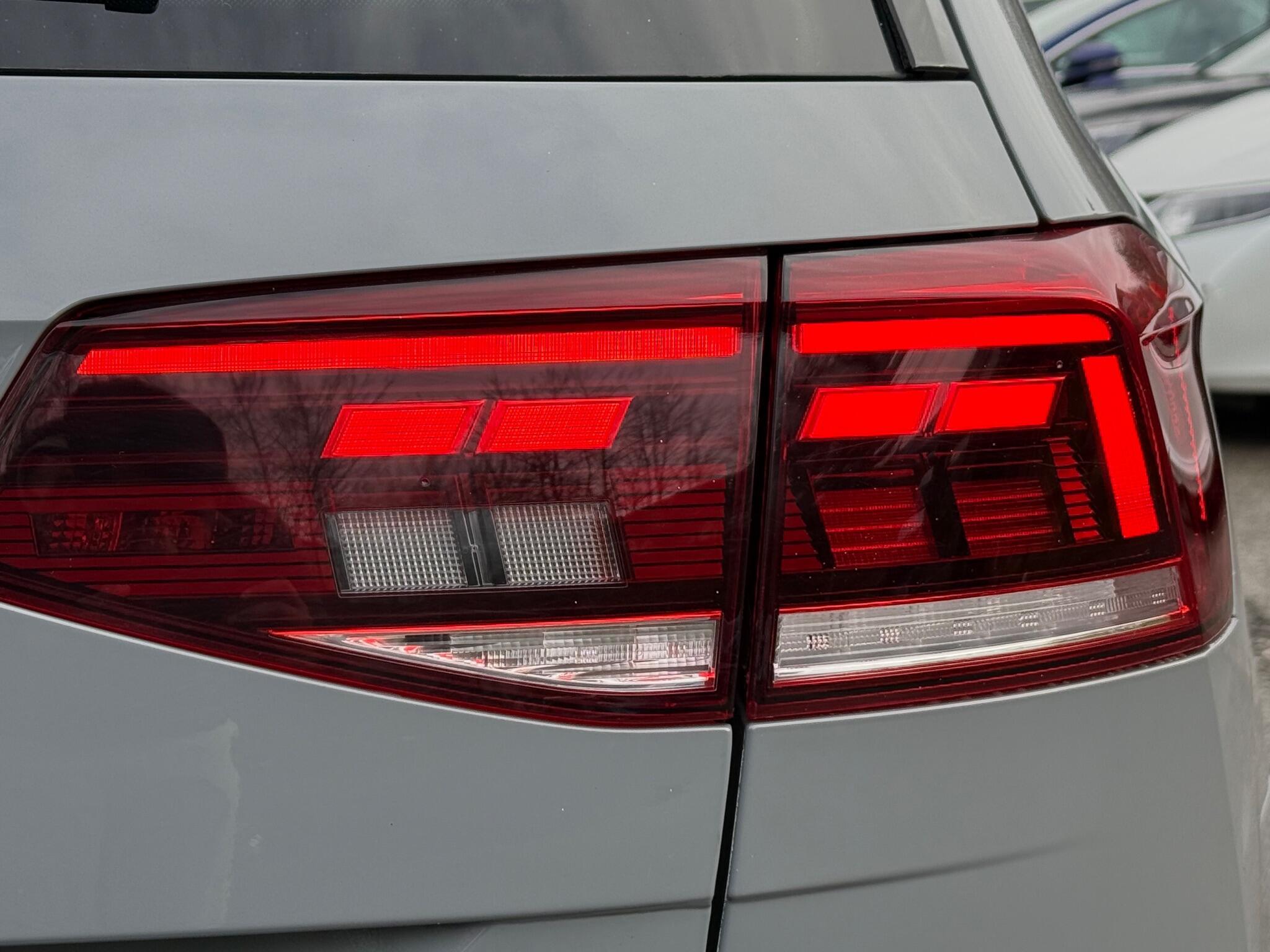 Volkswagen Passat - Image 16