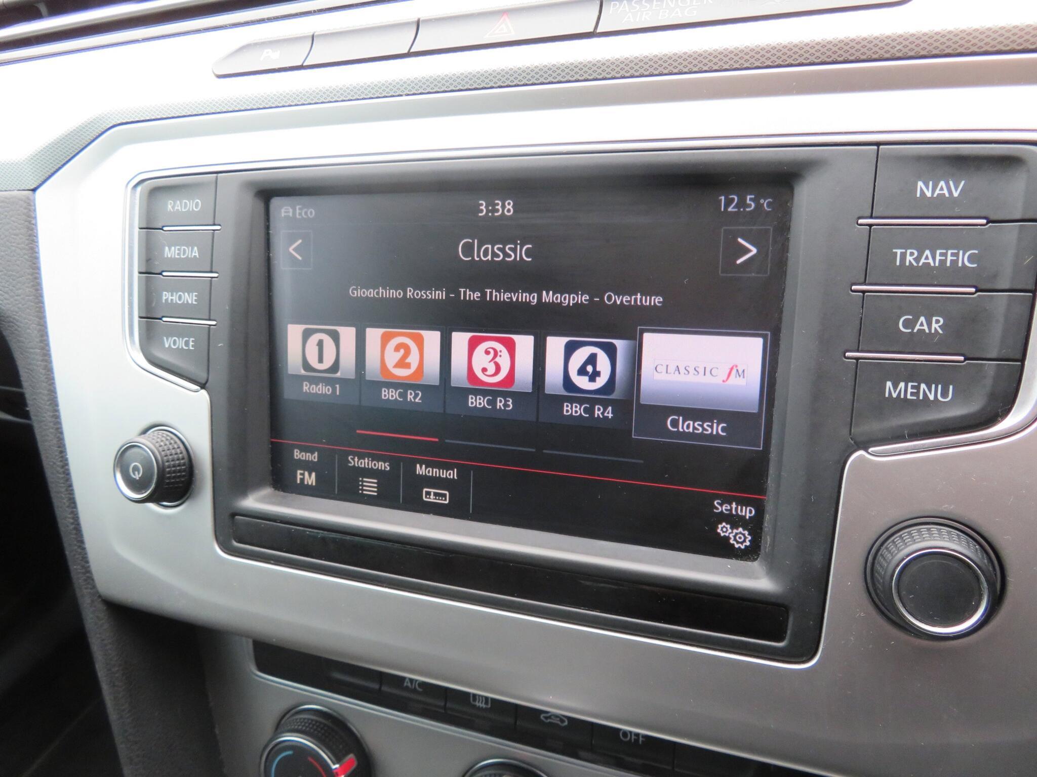Volkswagen Passat - Image 17