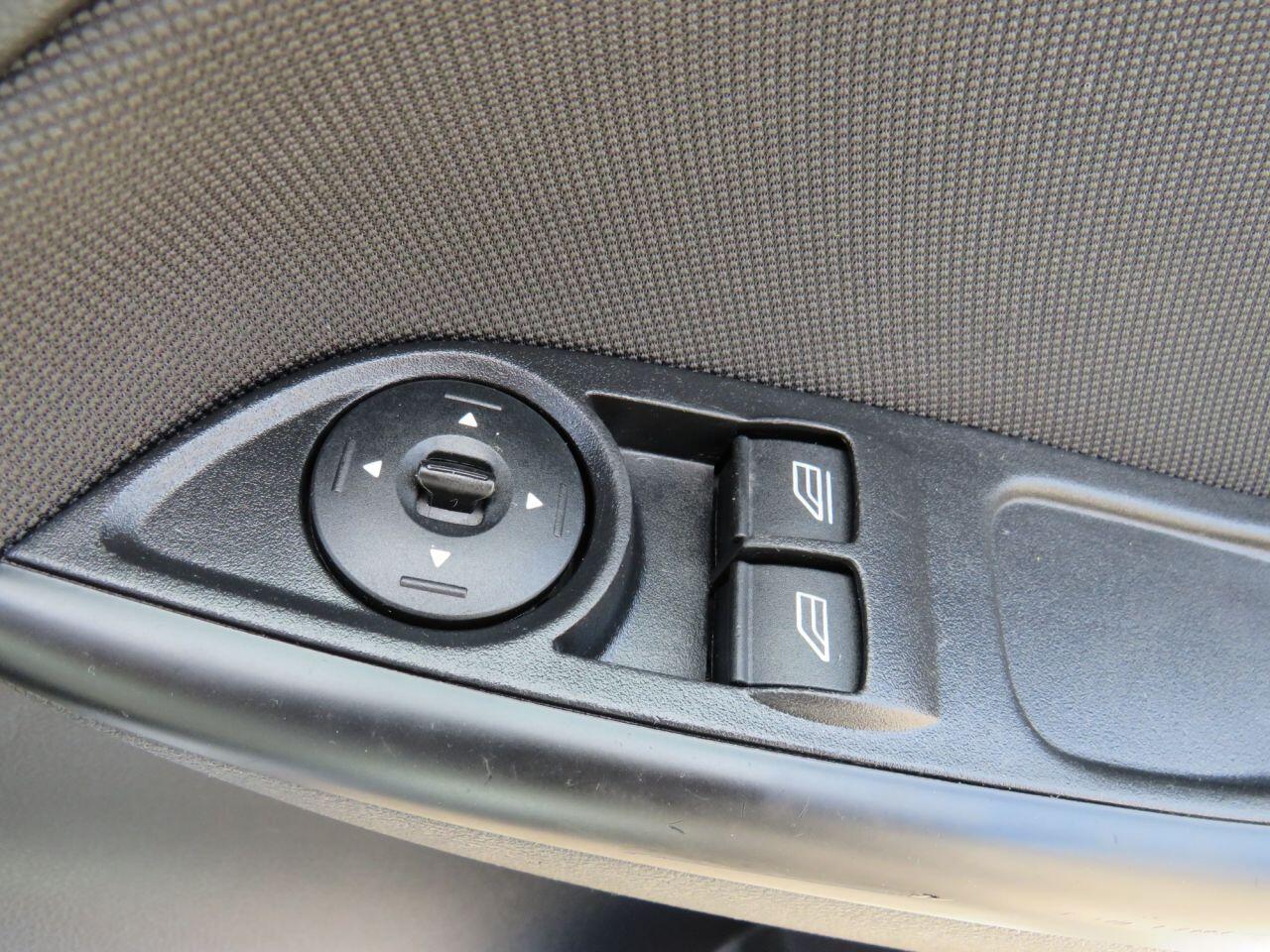 Ford Focus - Image 19