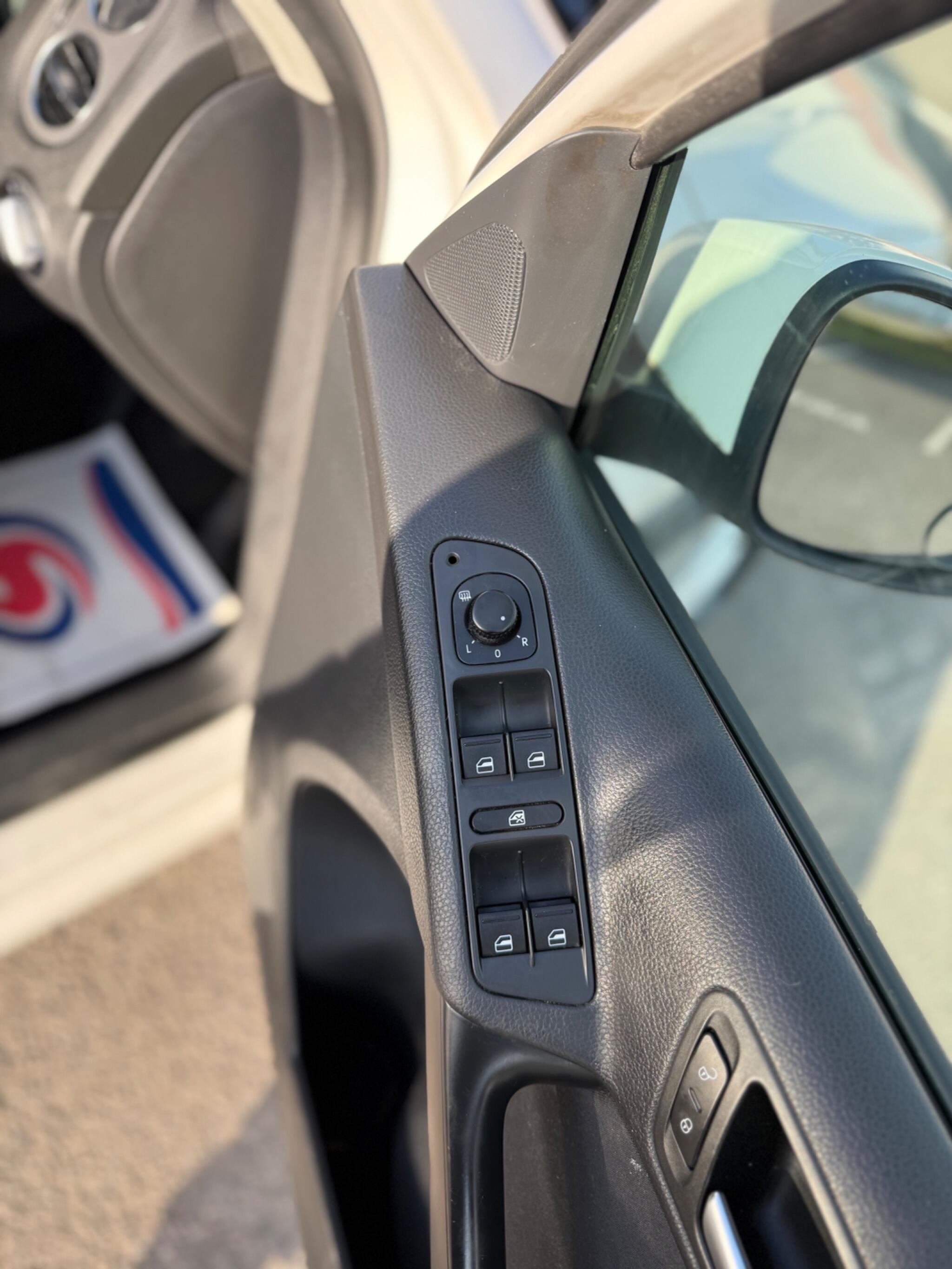 Volkswagen Tiguan - Image 32