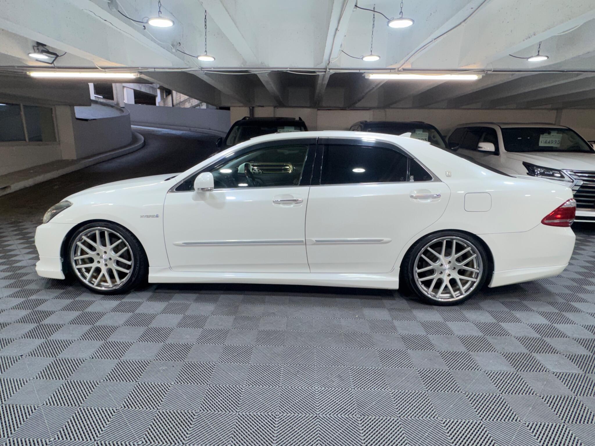 Toyota CROWN - Image 2