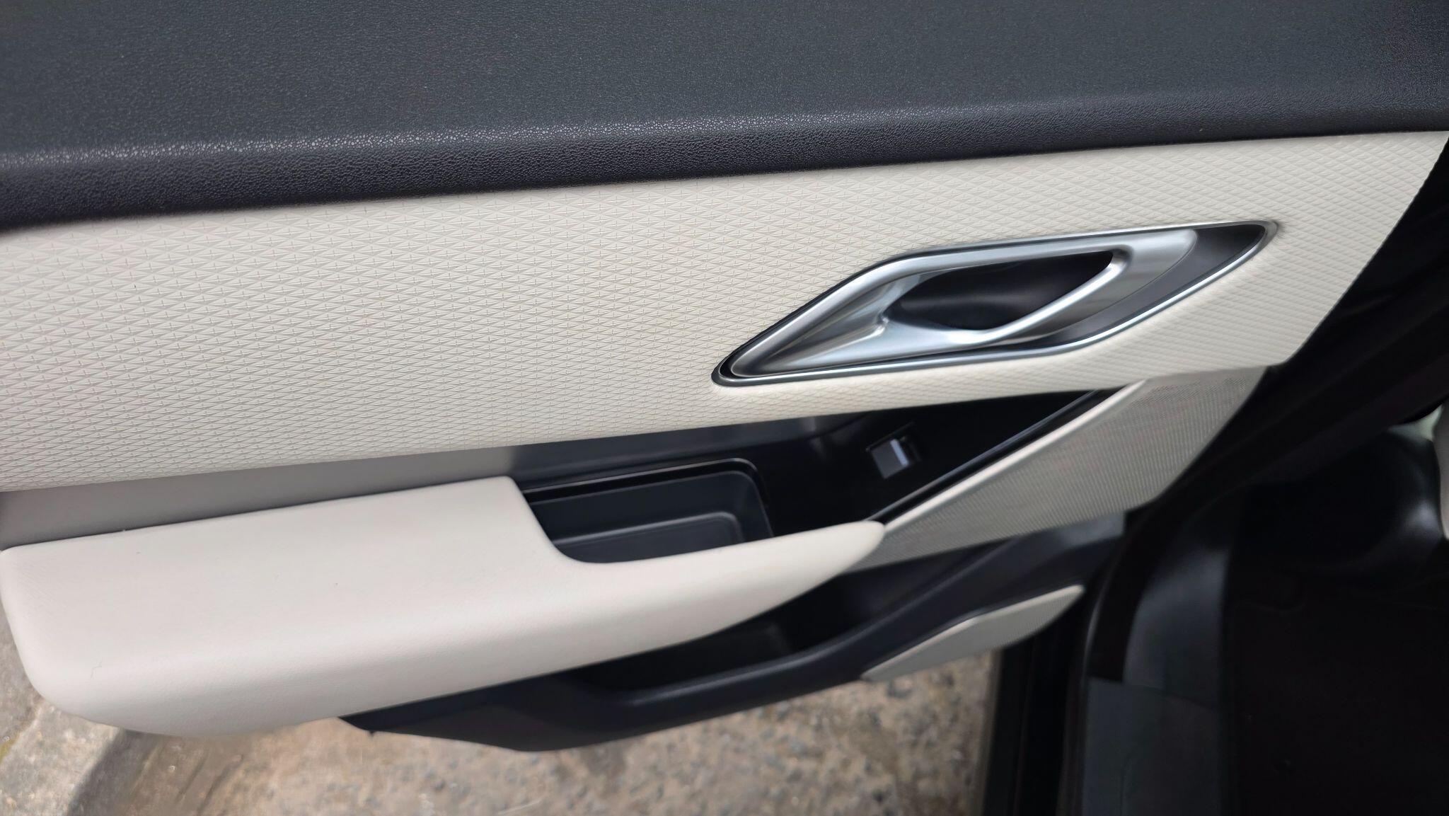 Land Rover Range Rover Velar - Image 41