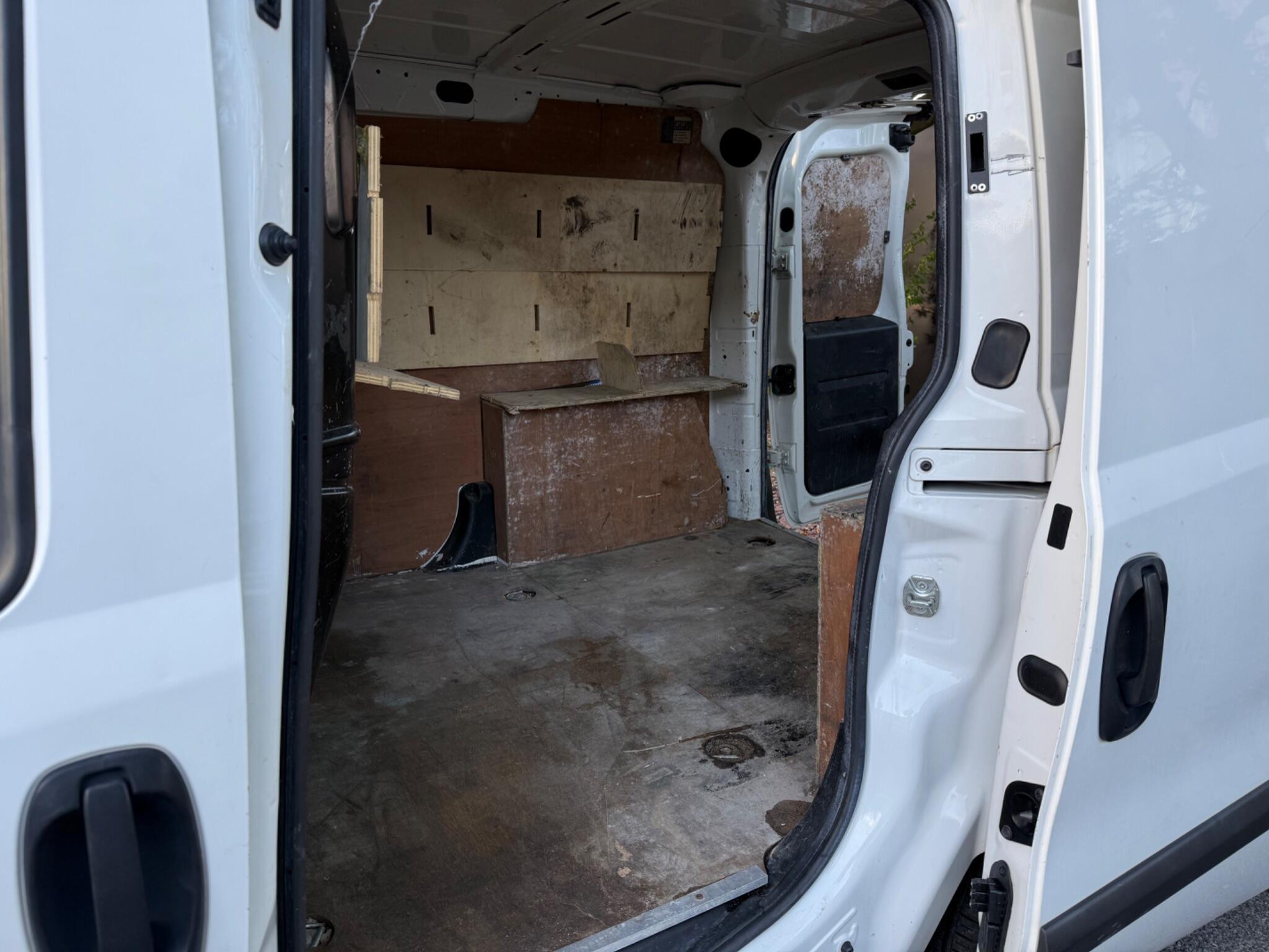 Vauxhall Combo - Image 19